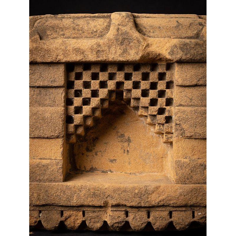 Material: Sandstone
Material: wood
27,1 cm high 
24,8 cm wide and 18,5 cm deep
Weight: 16.75 kgs
Originating from India
19th century

 