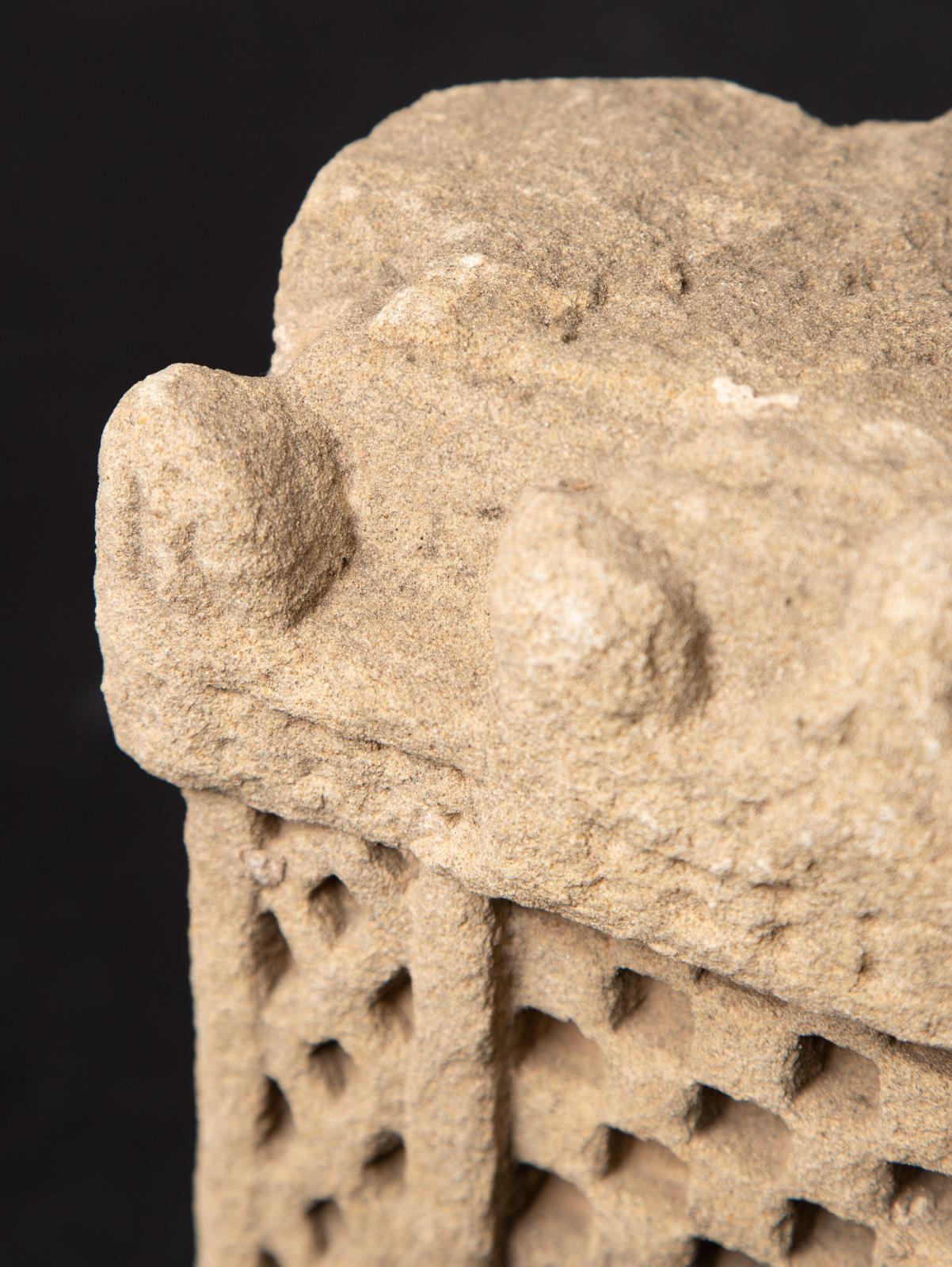 temple ancien d'Inde du 19ème siècle - Bouddhas originaux en vente 4