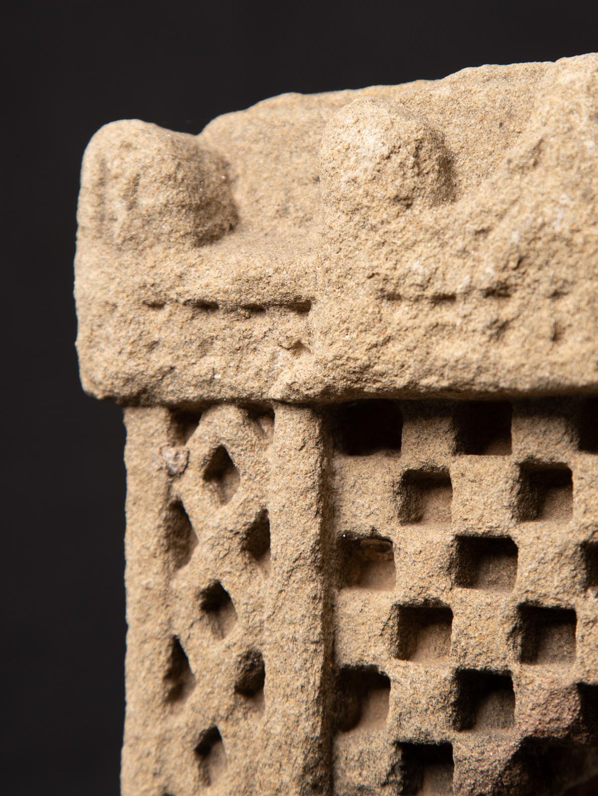 temple ancien d'Inde du 19ème siècle - Bouddhas originaux en vente 5
