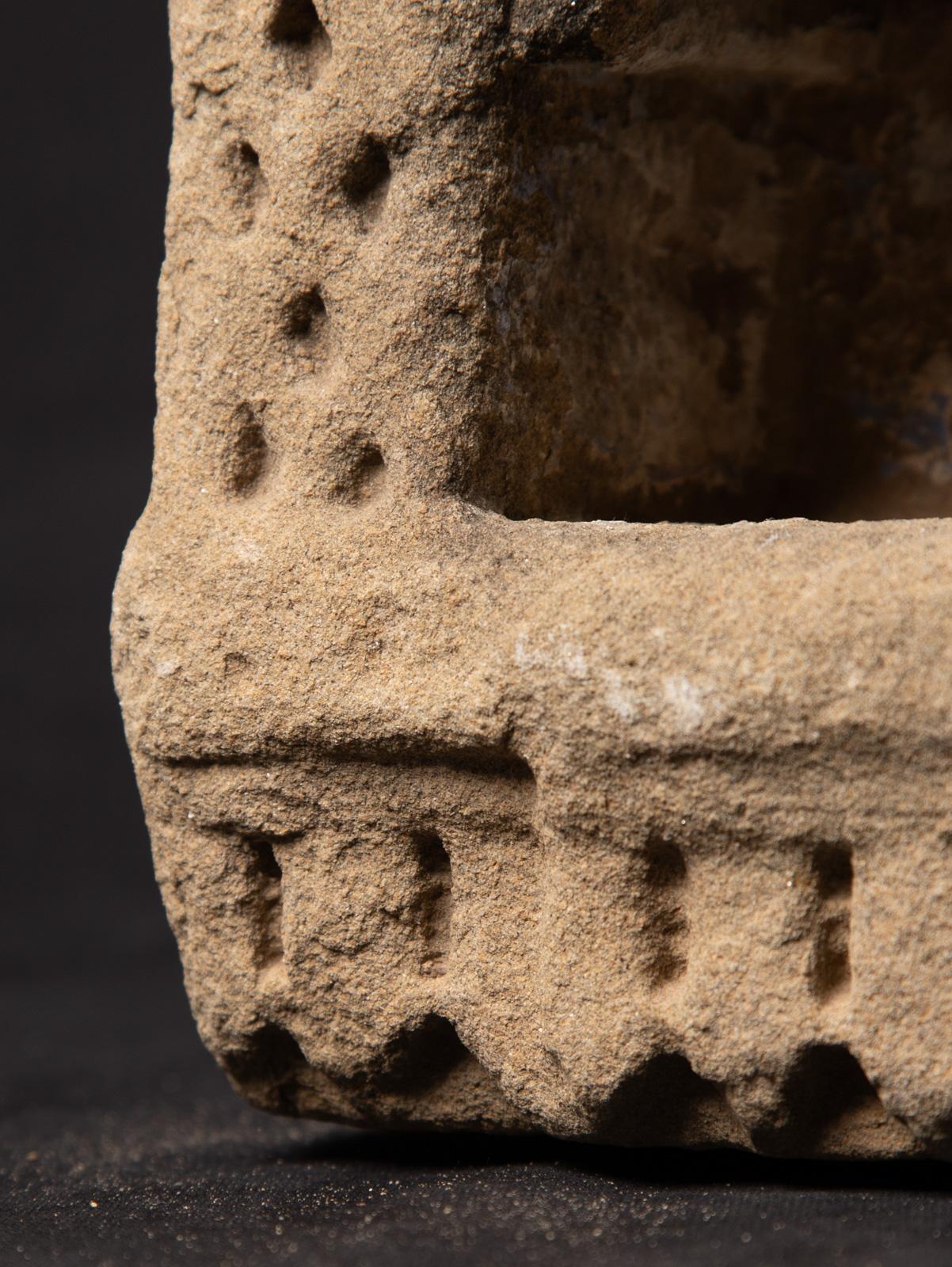temple ancien d'Inde du 19ème siècle - Bouddhas originaux en vente 9