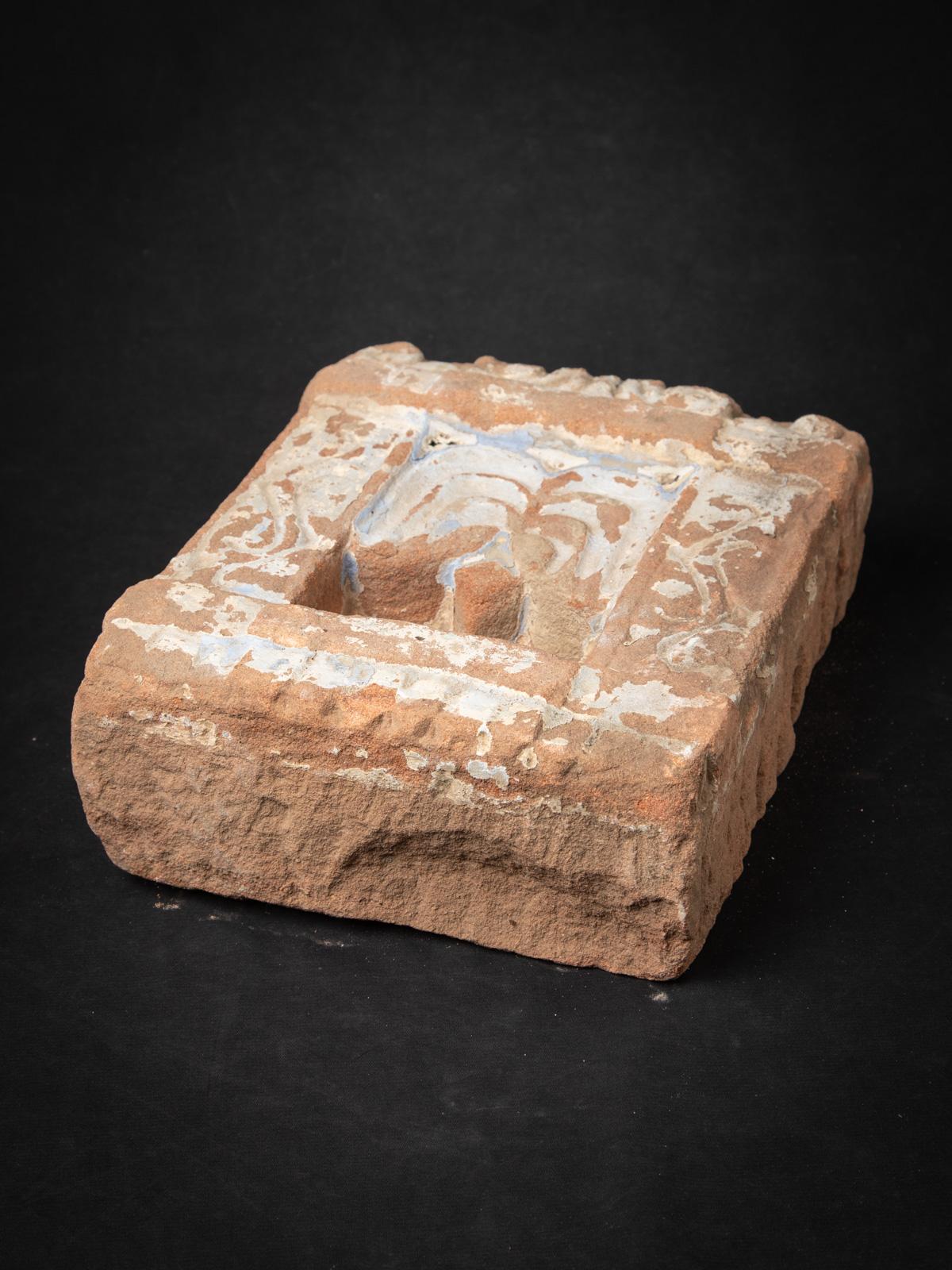 Temple antique en grès de l'Inde
Matériau : Grès
31 cm de haut
25,6 cm de large et 10,7 cm de profondeur
19ème siècle
Poids : 13,65 kgs
Originaire de l'Inde