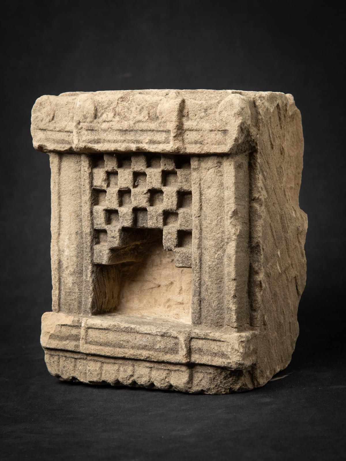 Temple antique en grès de l'Inde
Matériau : Grès
23,8 cm de hauteur
19,1 cm de large et 15,5 cm de profondeur
19ème siècle
Poids : 11,21 kgs
Originaire de l'Inde
