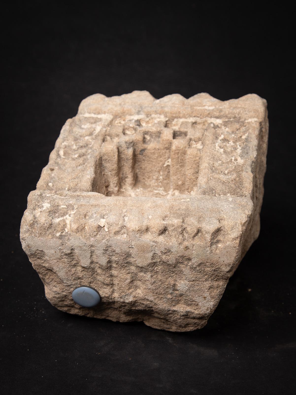 Le temple antique en grès de l'Inde est un artefact remarquable et significatif provenant de l'Inde. Fabriquée en grès, chaque statue mesure 23 cm de haut, 19,6 cm de large et 17,5 cm de profondeur. 

Créée au 19e siècle, elle faisait probablement