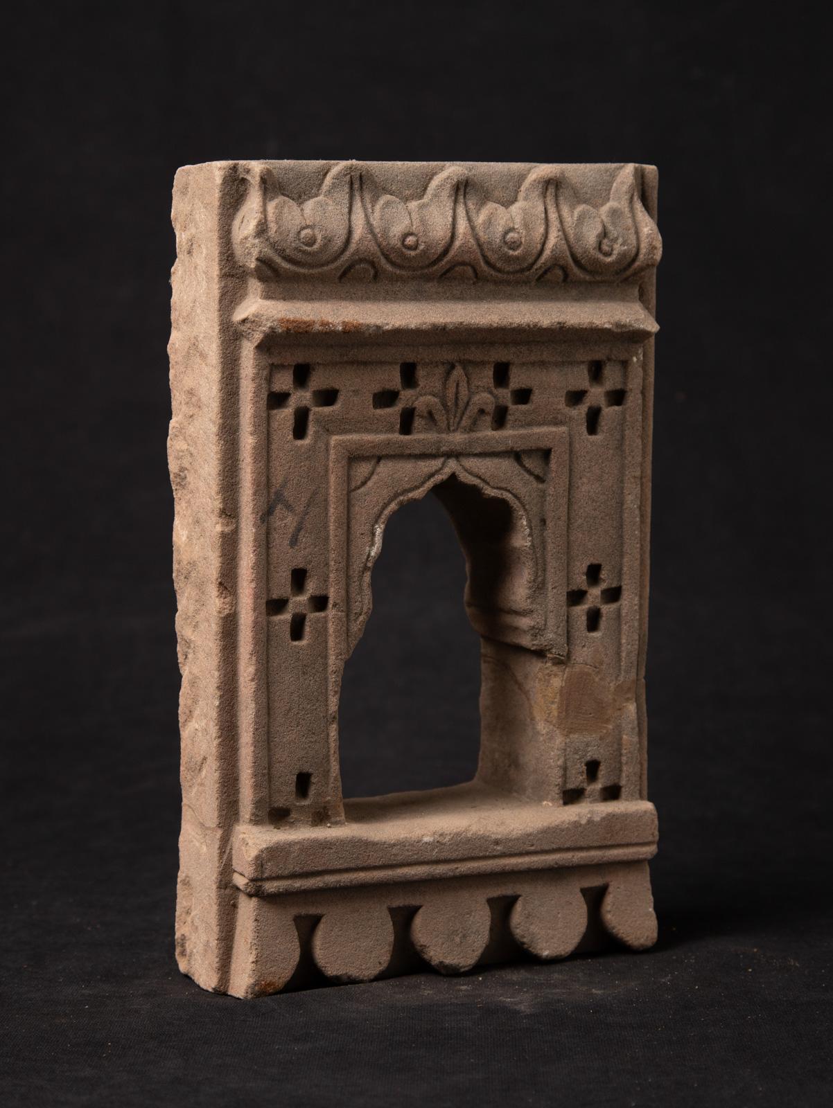 Antique sandstone temple from India from 19 Century - OriginalBuddhas In Good Condition For Sale In DEVENTER, NL