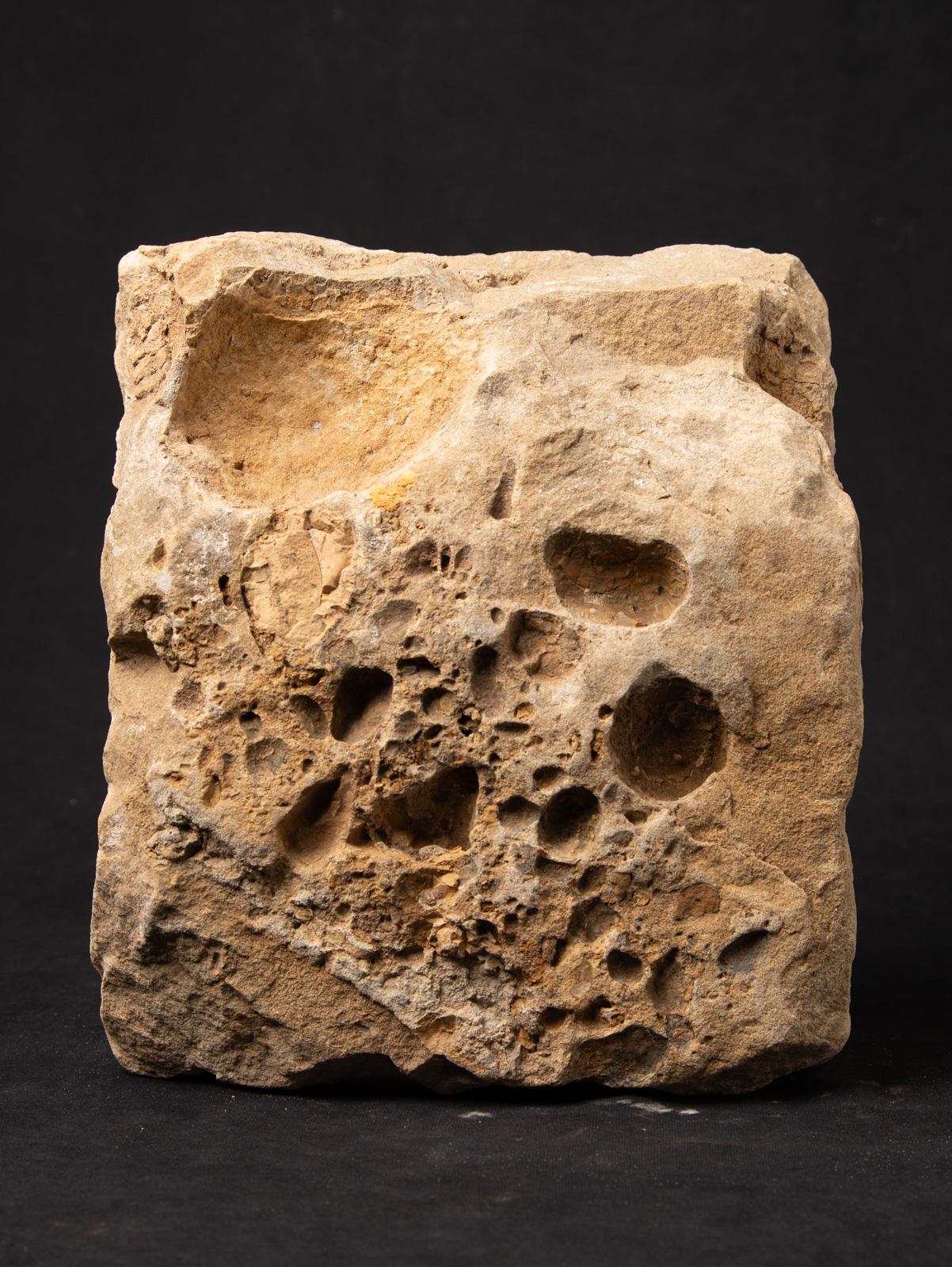 Antique sandstone temple from India from 19 Century - OriginalBuddhas In Good Condition For Sale In DEVENTER, NL