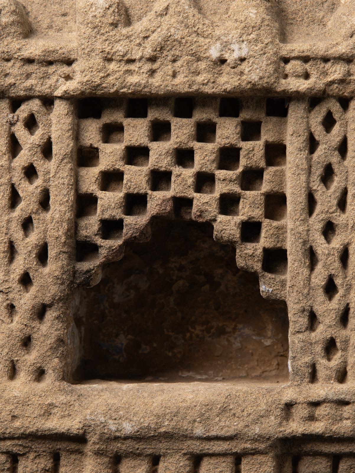 temple ancien d'Inde du 19ème siècle - Bouddhas originaux en vente 1