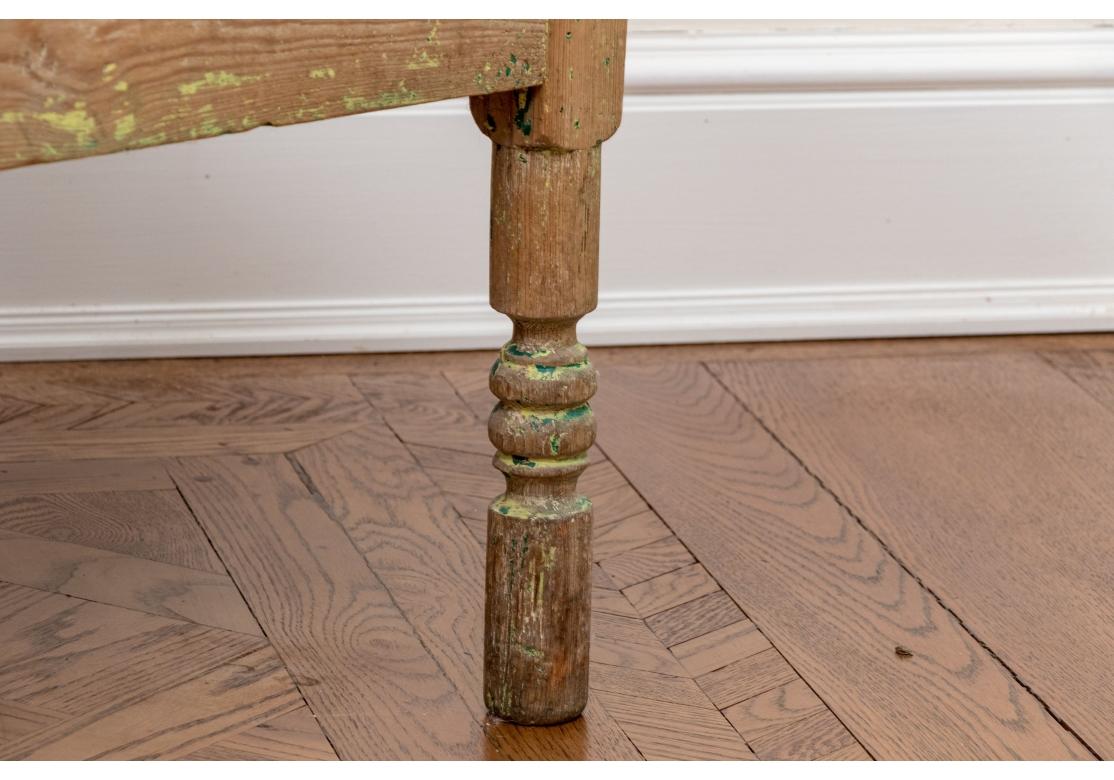 Originariamente acquistato presso l'iconico negozio di design J. Sykes a New Preston, Connecticut. Probabilmente un tavolo da cucina ridotto. Gambe cilindriche tornite con cassa a un solo cassetto con piano d'appoggio superiore. Il tavolo ha grandi