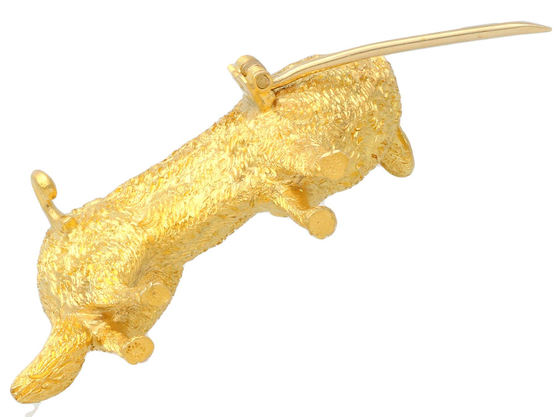Broche chien ancienne en or jaune 20 carats et saphirs en vente 1
