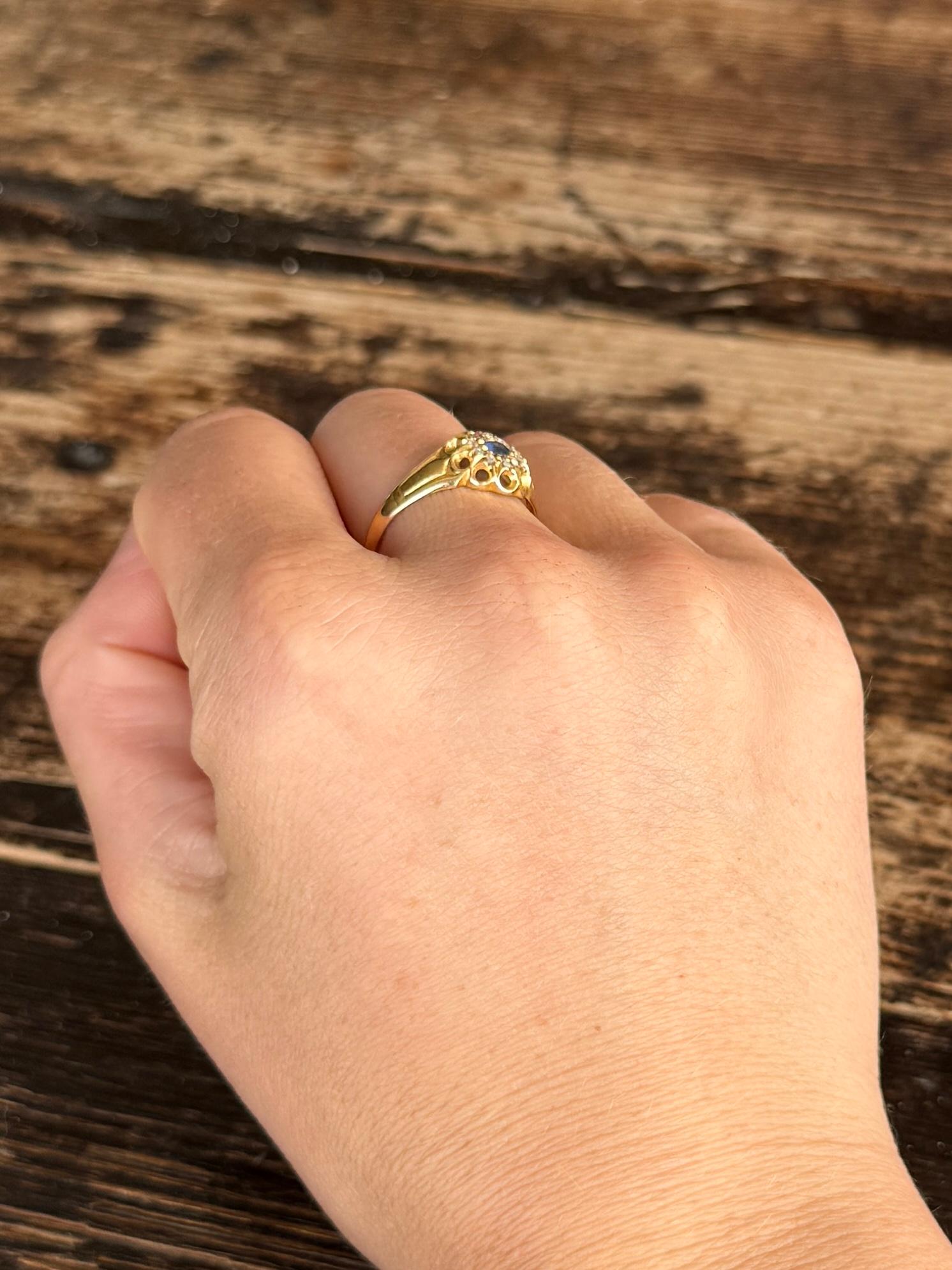 Anillo antiguo en racimo de zafiro y diamantes de oro de 18 quilates Eduardiano en venta