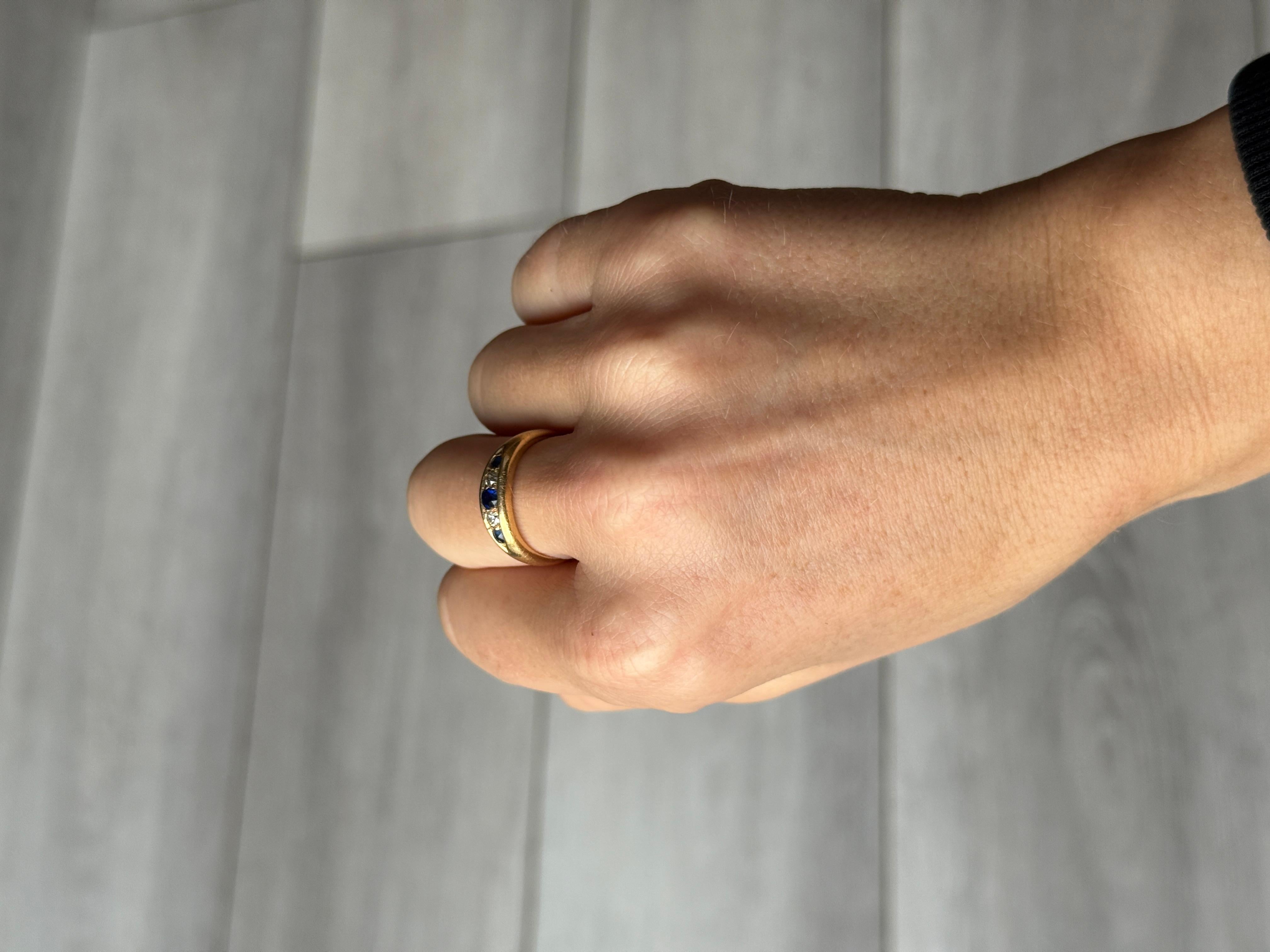 Taglio rotondo Fascia a cinque pietre in oro 18 carati con zaffiri e diamanti antichi in vendita