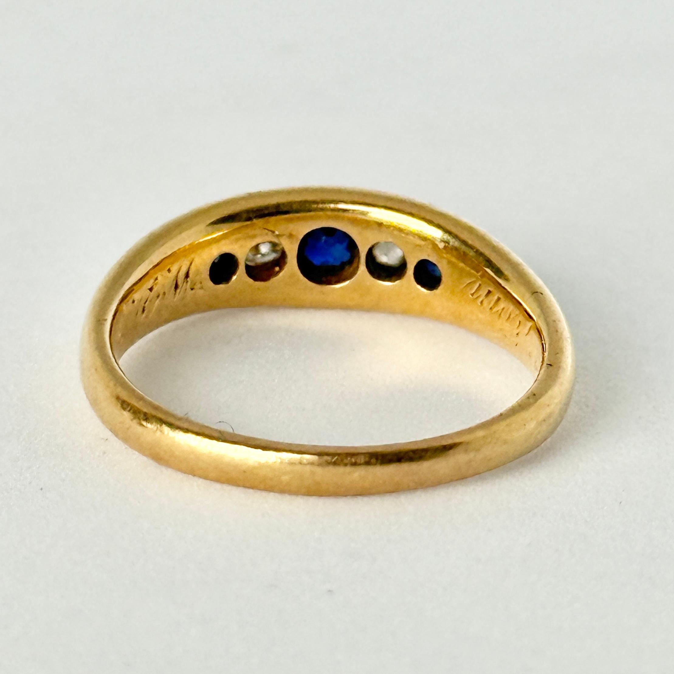 Fascia a cinque pietre in oro 18 carati con zaffiri e diamanti antichi in vendita 1