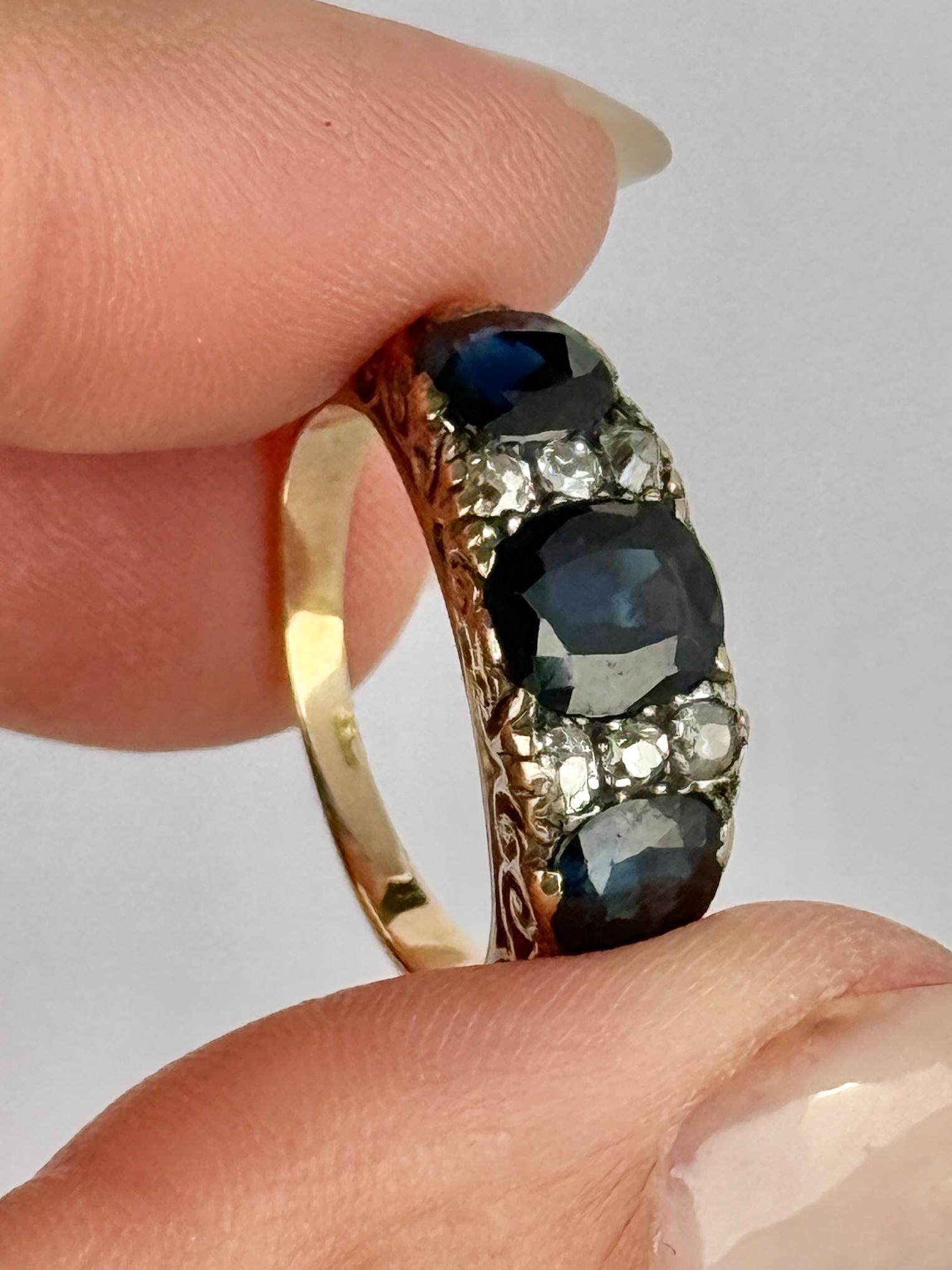 Taglio rotondo Anello antico a tre pietre con zaffiro e diamante in oro 18 carati in vendita