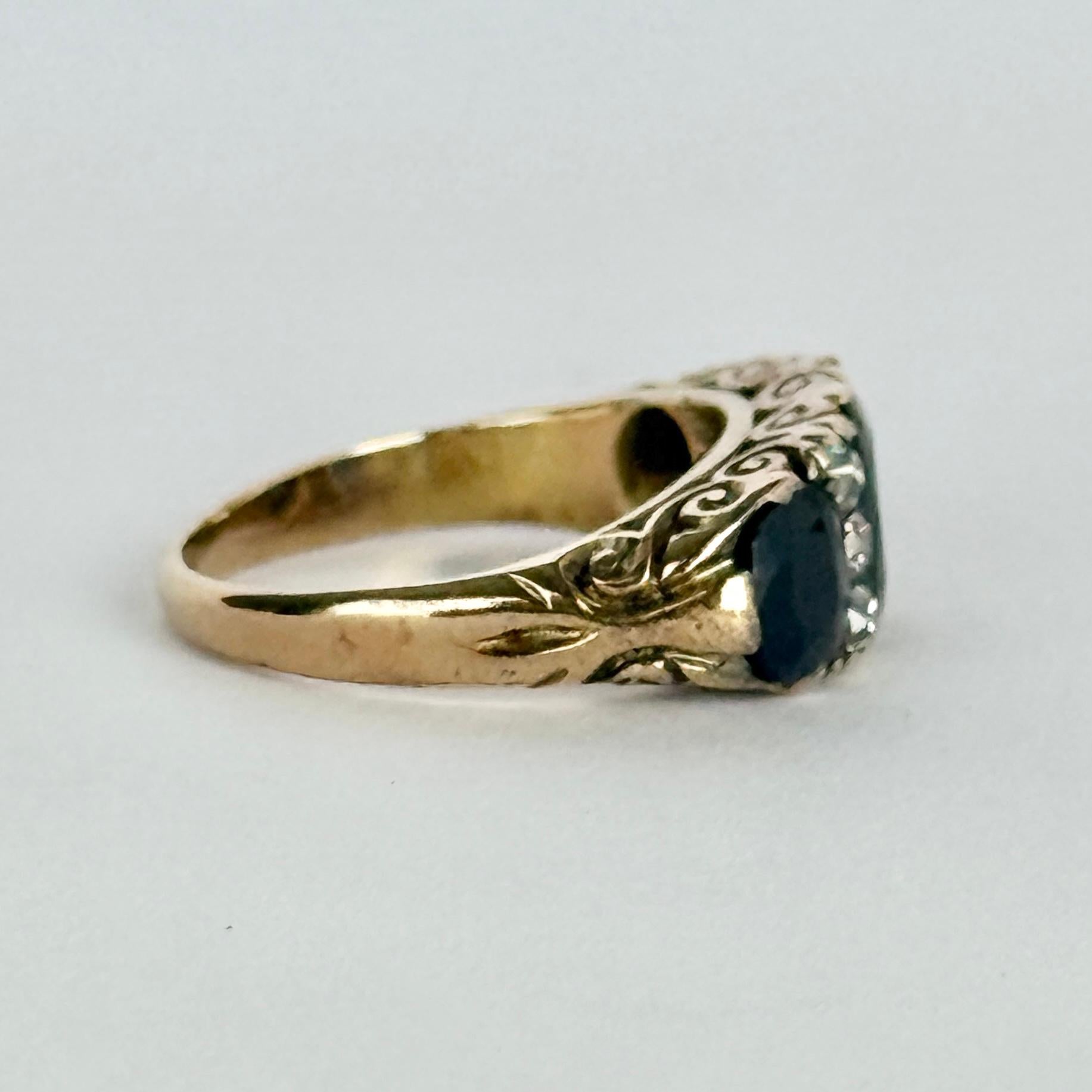 Anello antico a tre pietre con zaffiro e diamante in oro 18 carati In condizioni discrete in vendita a Chipping Campden, GB