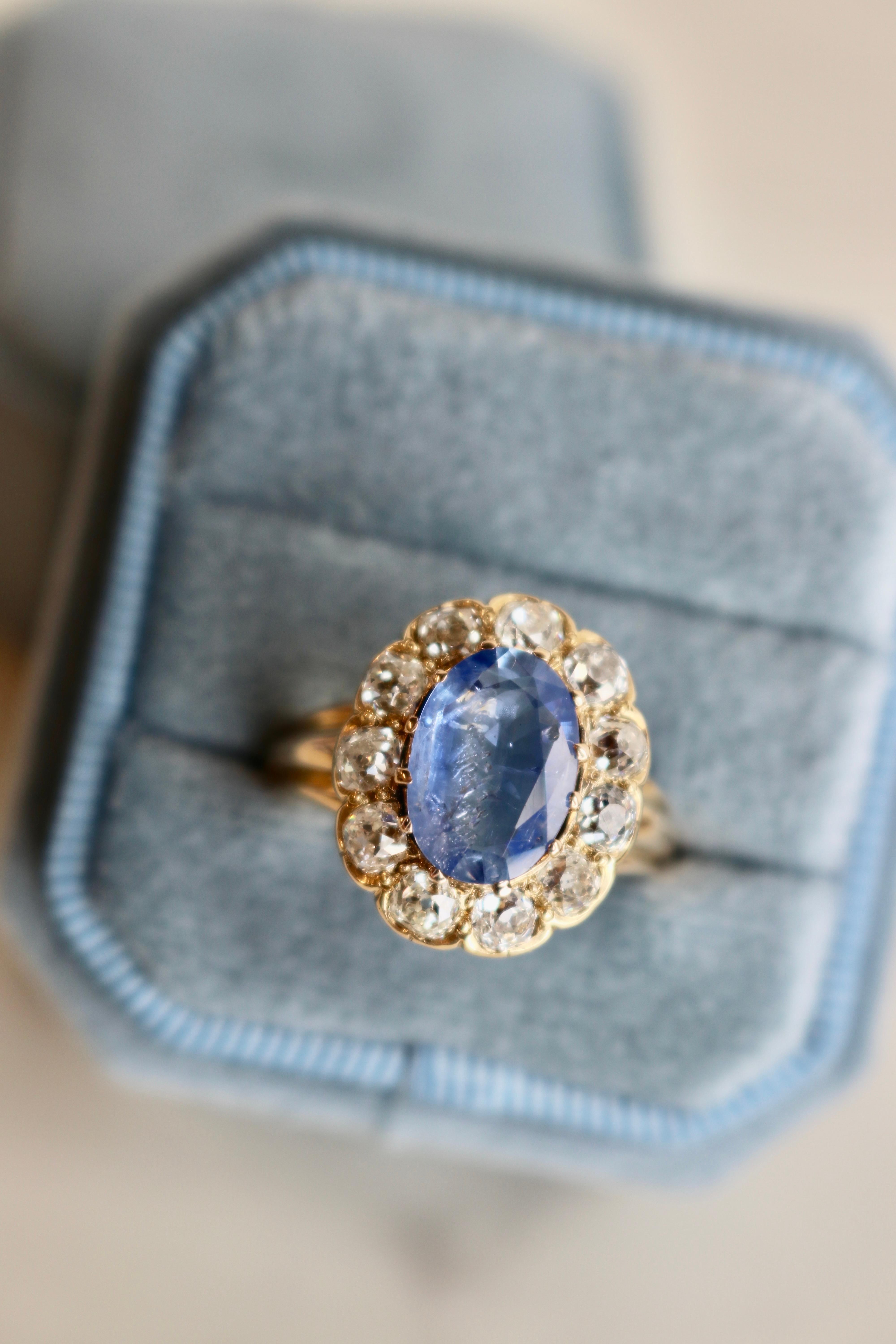 Antique Sapphire and Diamond 18k Yellow Gold Cluster Ring For Sale 1