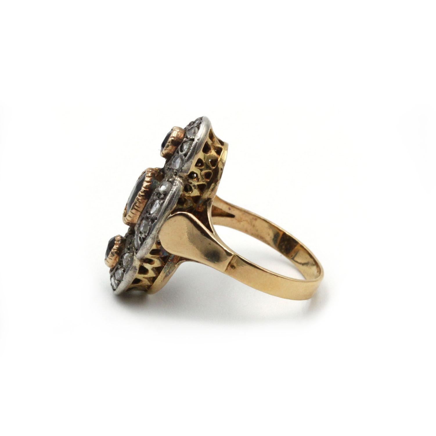 Questo squisito anello antico della fine del XIX secolo mette in mostra la raffinata maestria dell'epoca. Realizzato in oro giallo 18 carati (750‰) e argento (925‰), l'anello presenta un sorprendente design ovale allungato, tipico dell'epoca