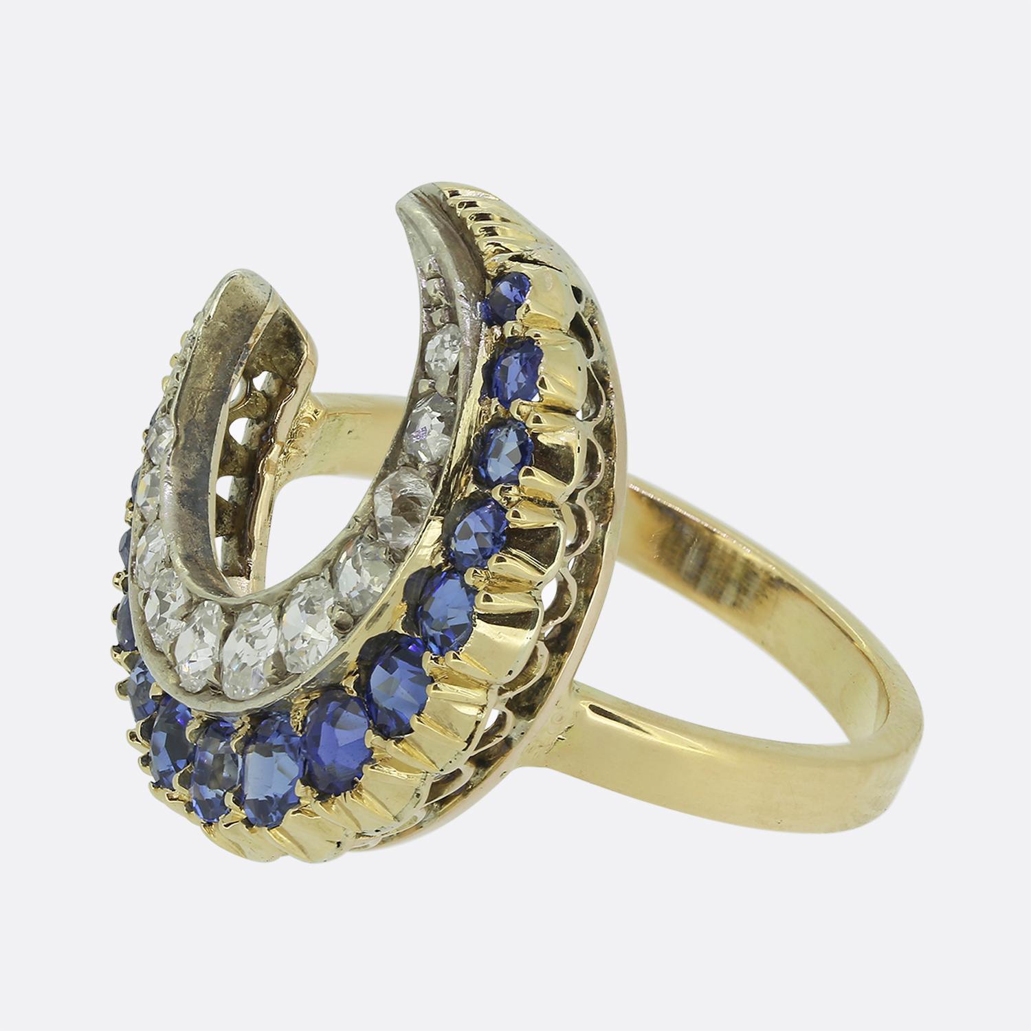 Ecco un affascinante anello che risale al periodo vittoriano. Questo pezzo d'antiquariato è stato realizzato a forma di mezzaluna oversize, ornata da una fila di vibranti zaffiri blu, elegantemente contrastati da una fila di diamanti bianchi taglio