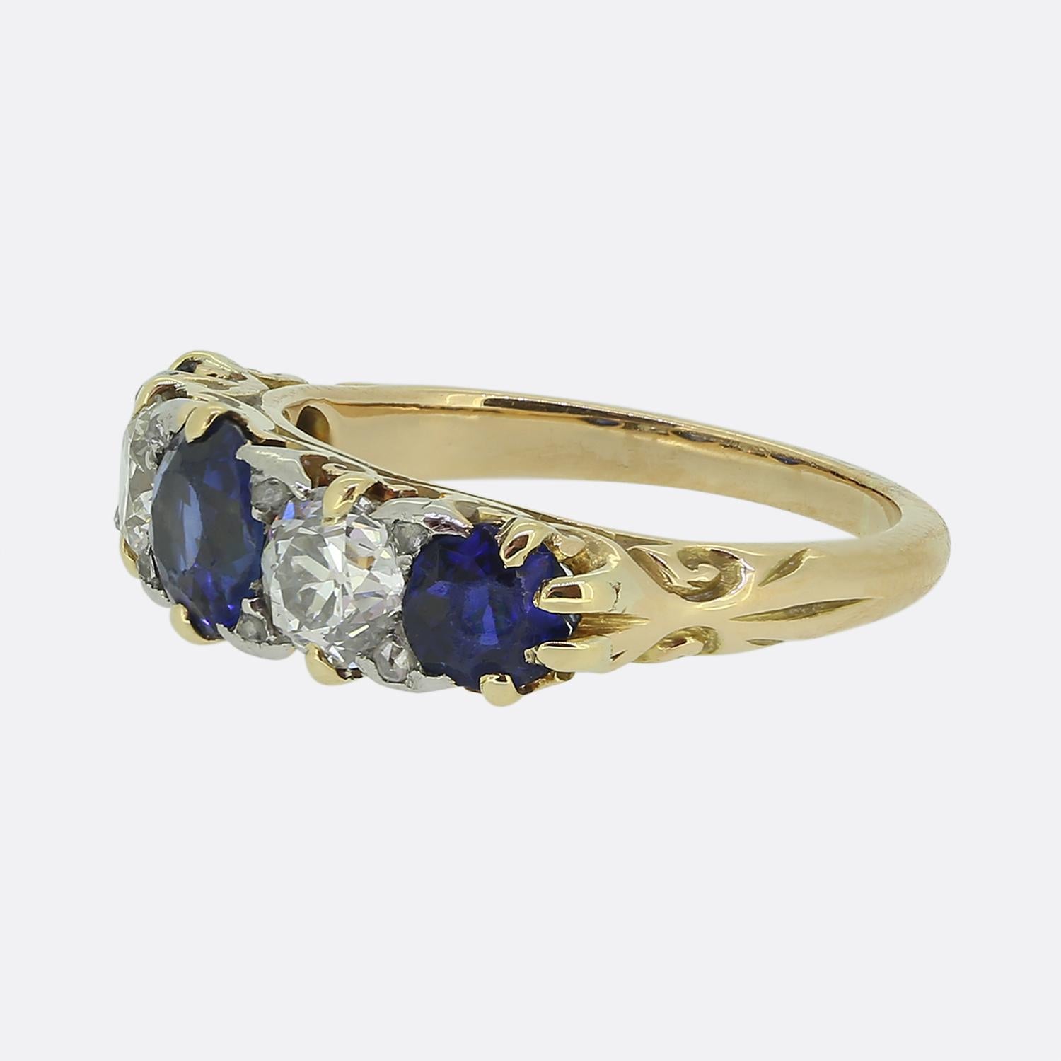 Si tratta di un bellissimo anello realizzato in oro giallo 18ct e risalente ai primi anni del 1900. L'anello presenta tre zaffiri blu e due diamanti taglio vecchio europeo. È rifinito con diamanti taglio rosa incastonati all'angolo di ogni pietra e