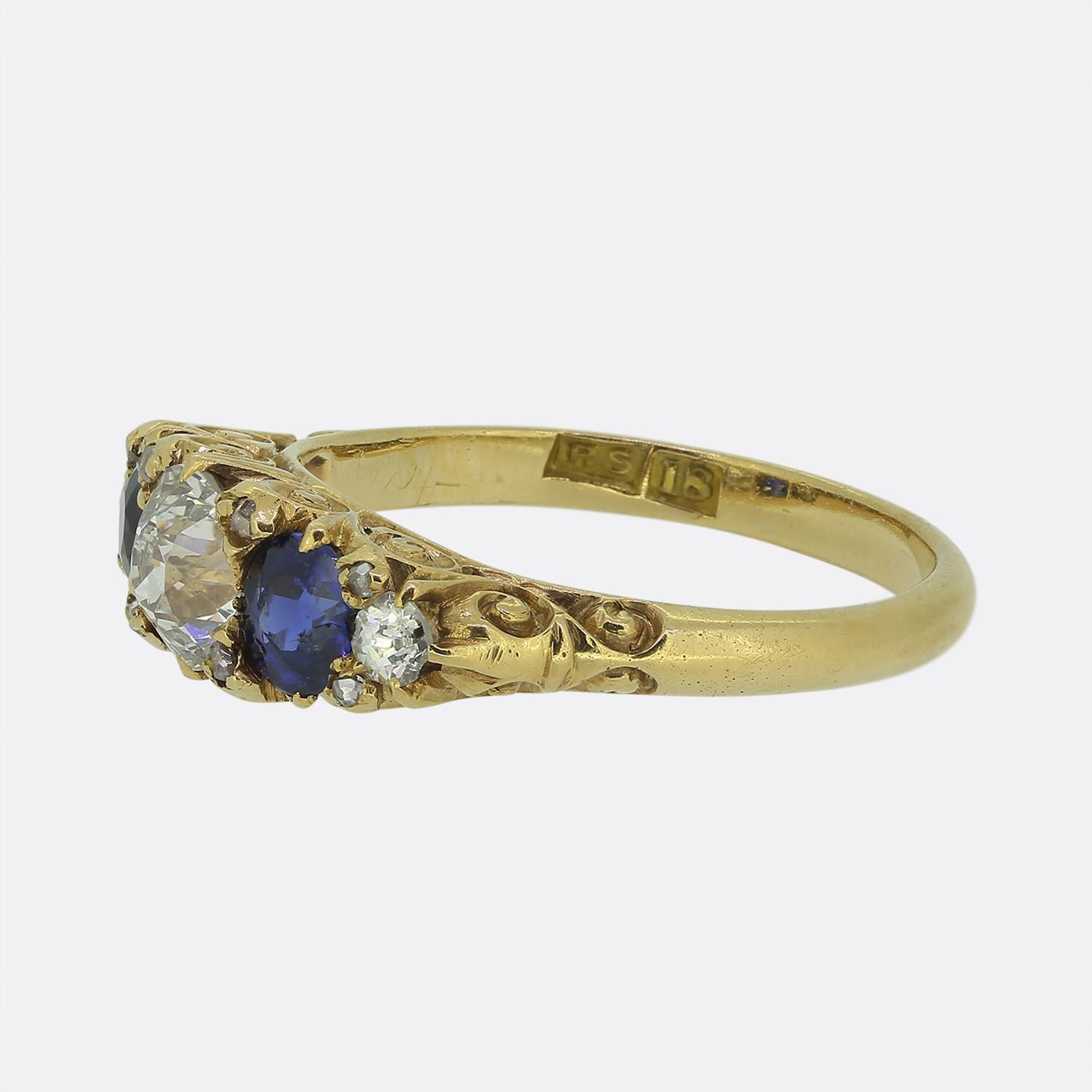 Taglio antico europeo Anello antico a cinque pietre con zaffiro e diamante in vendita