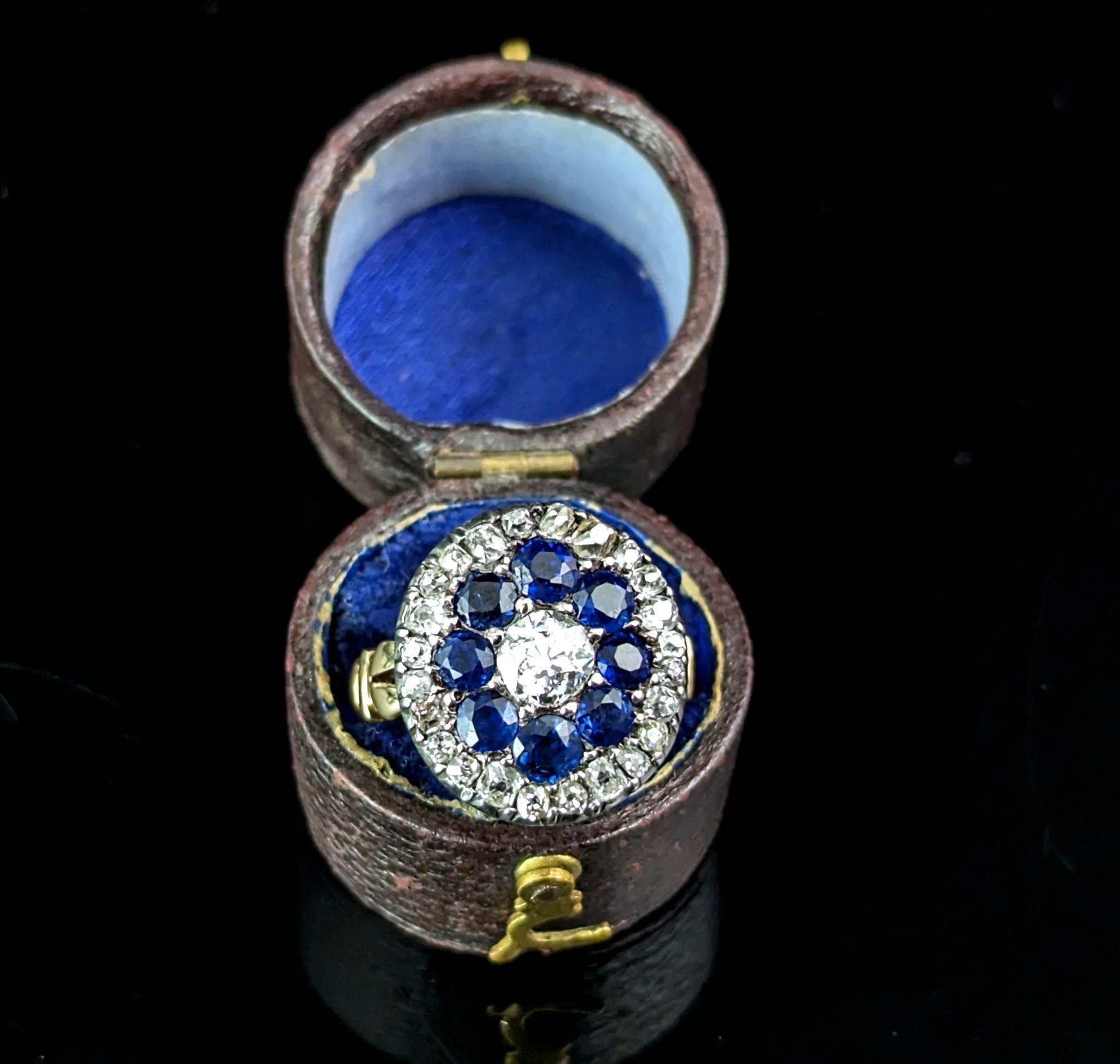 Antique Sapphire and Diamond halo ring, 9k gold, Edwardian  In Good Condition For Sale In NEWARK, GB