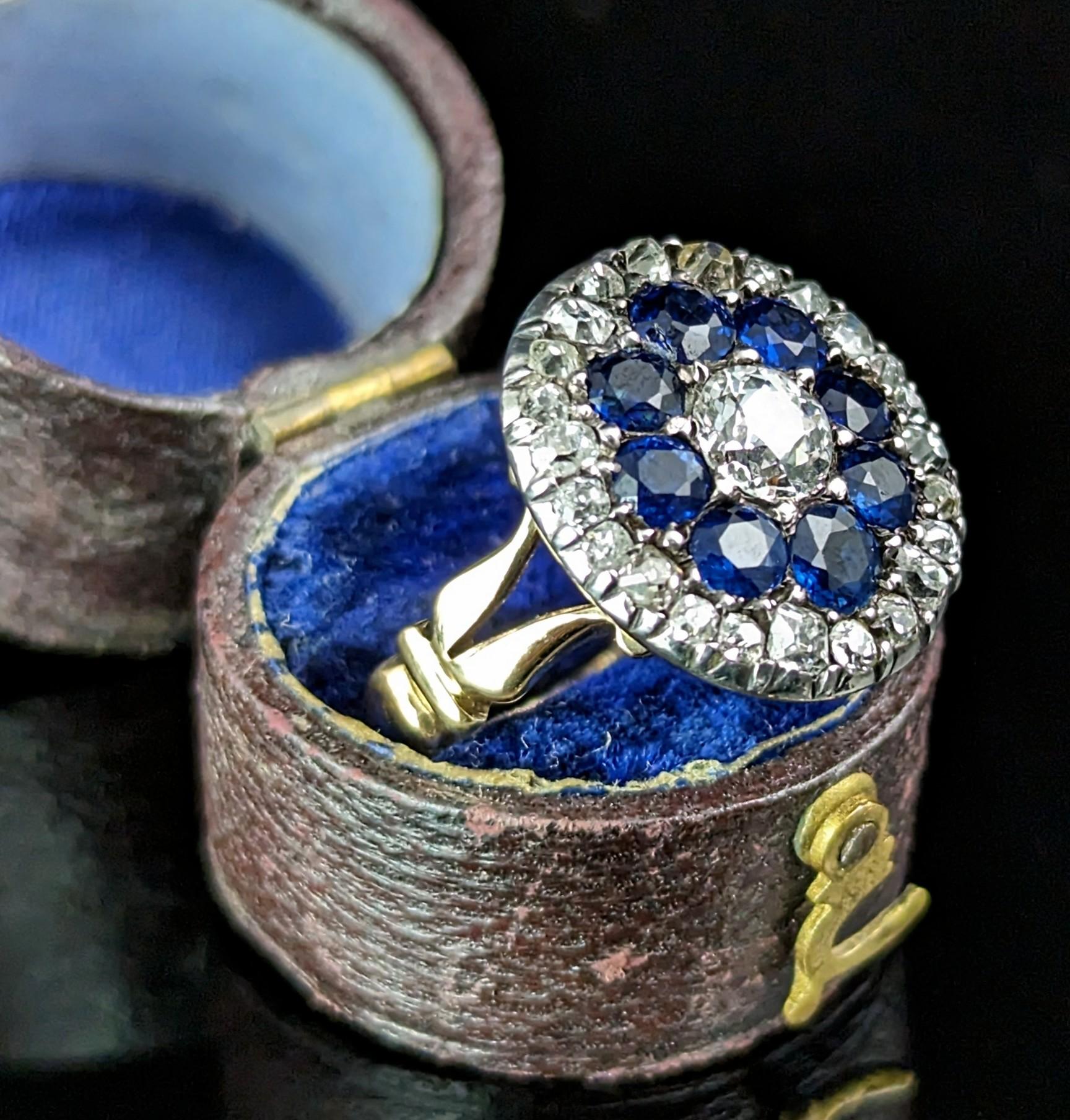 Bague halo ancienne édouardienne en or 9 carats avec saphirs et diamants  en vente 1