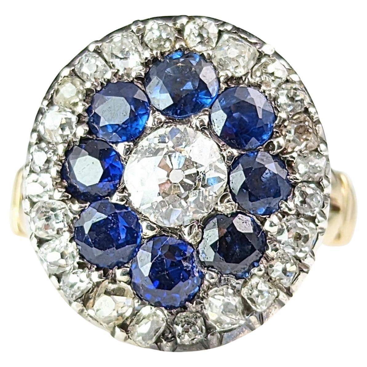 Bague halo ancienne édouardienne en or 9 carats avec saphirs et diamants  en vente