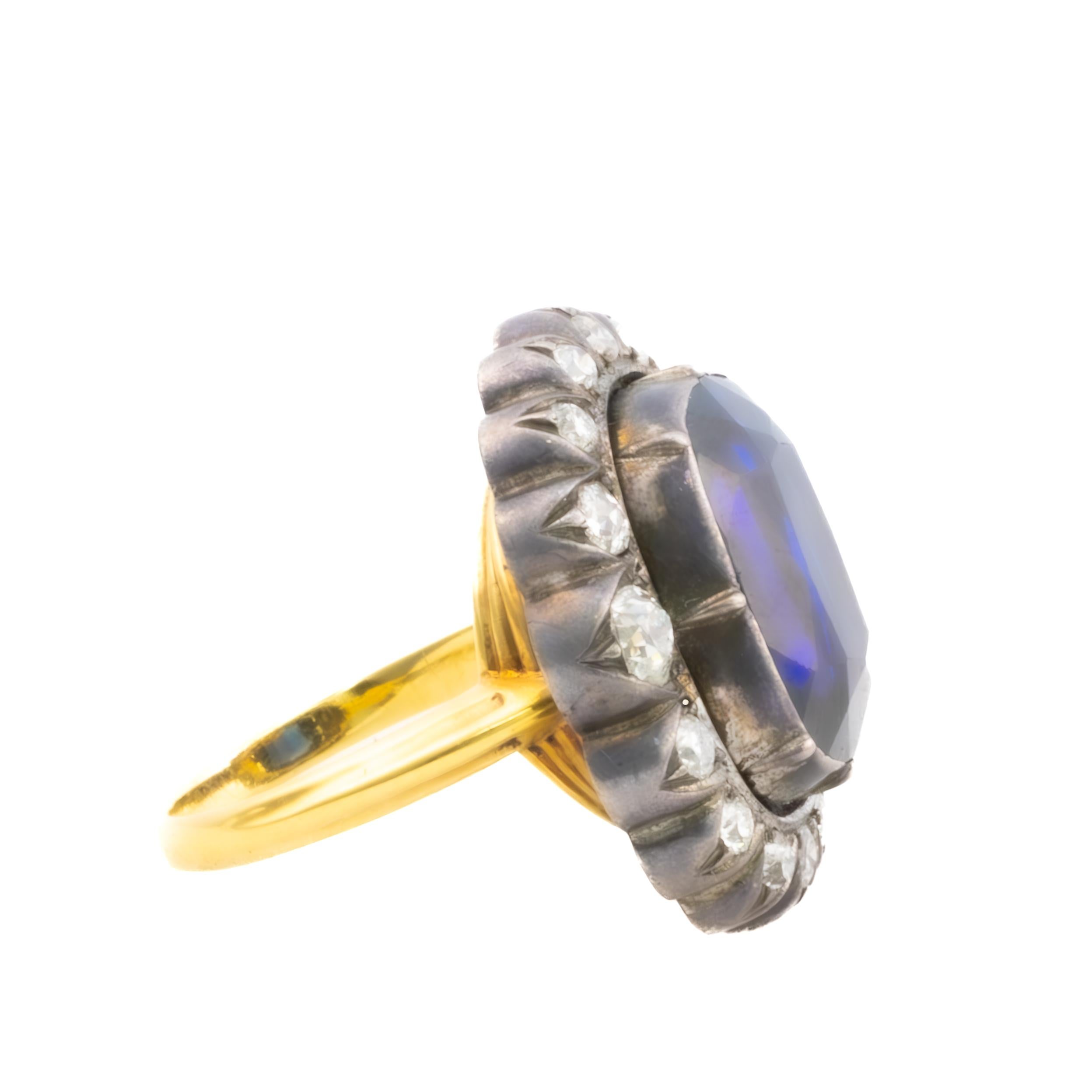 Anello aureola con zaffiro e diamante antico

Descrizione:

Un anello antico di grande effetto con uno zaffiro taglio cuscino di un blu intenso e vellutato, incorniciato da un'aureola di diamanti taglio old mine in oro ricoperto d'argento.