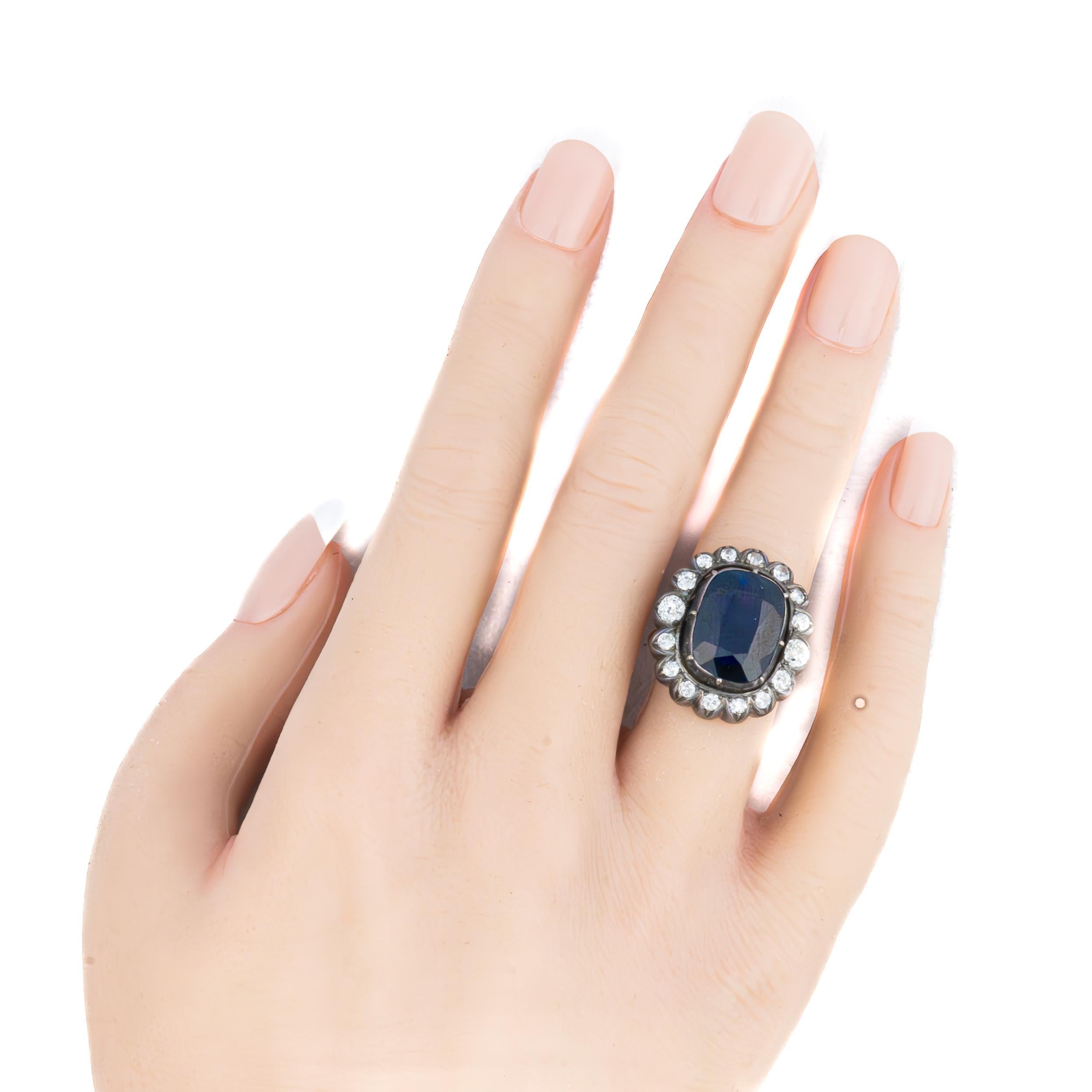 Taglio cuscino Anello aureola con zaffiro e diamante antico in vendita