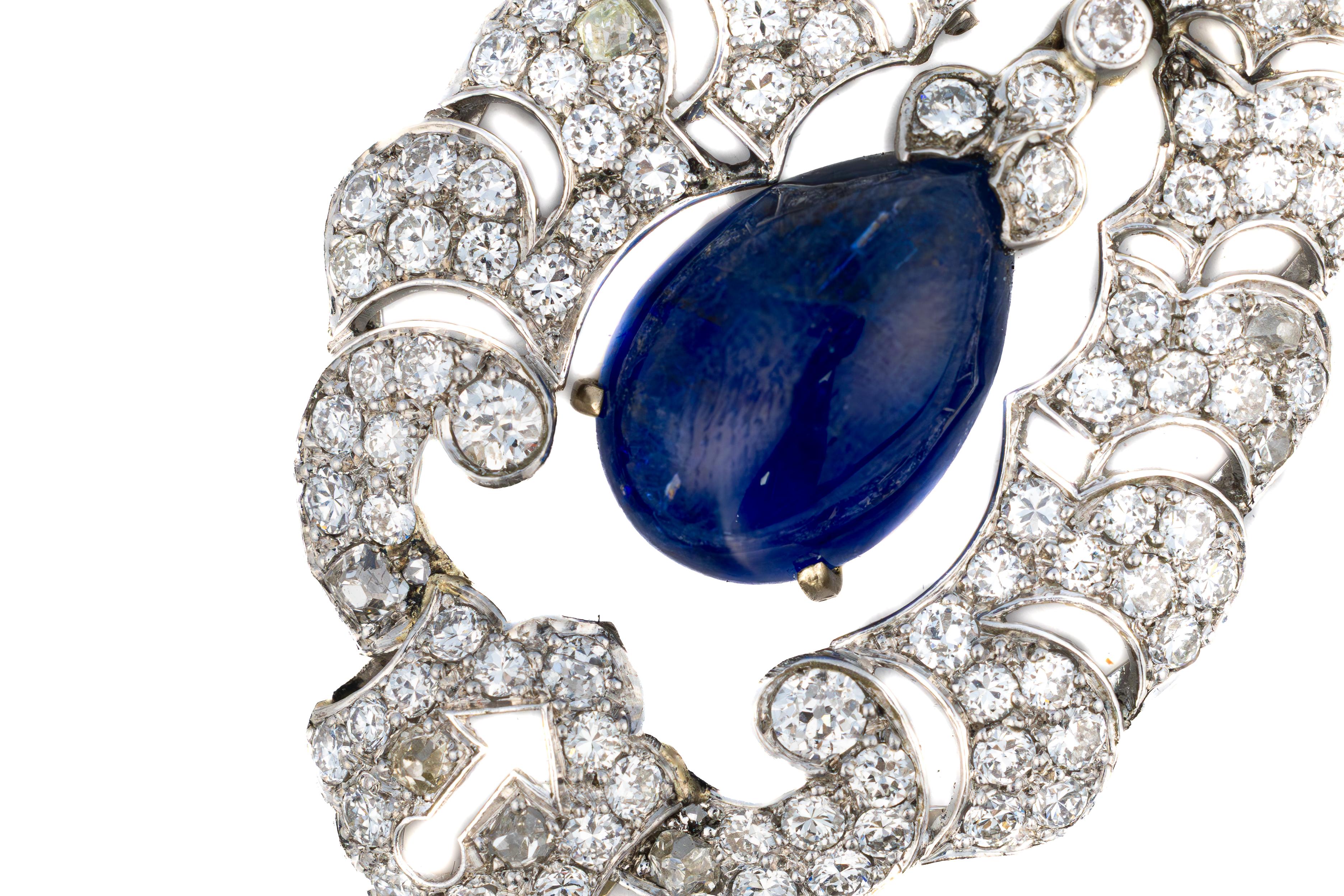Pendentif ancien en saphir et diamant en platine

Ce pendentif antique resplendissant témoigne d'un savoir-faire exquis et d'une élégance raffinée, avec en son cœur un captivant saphir bleu profond en forme de poire. Ce saphir central est