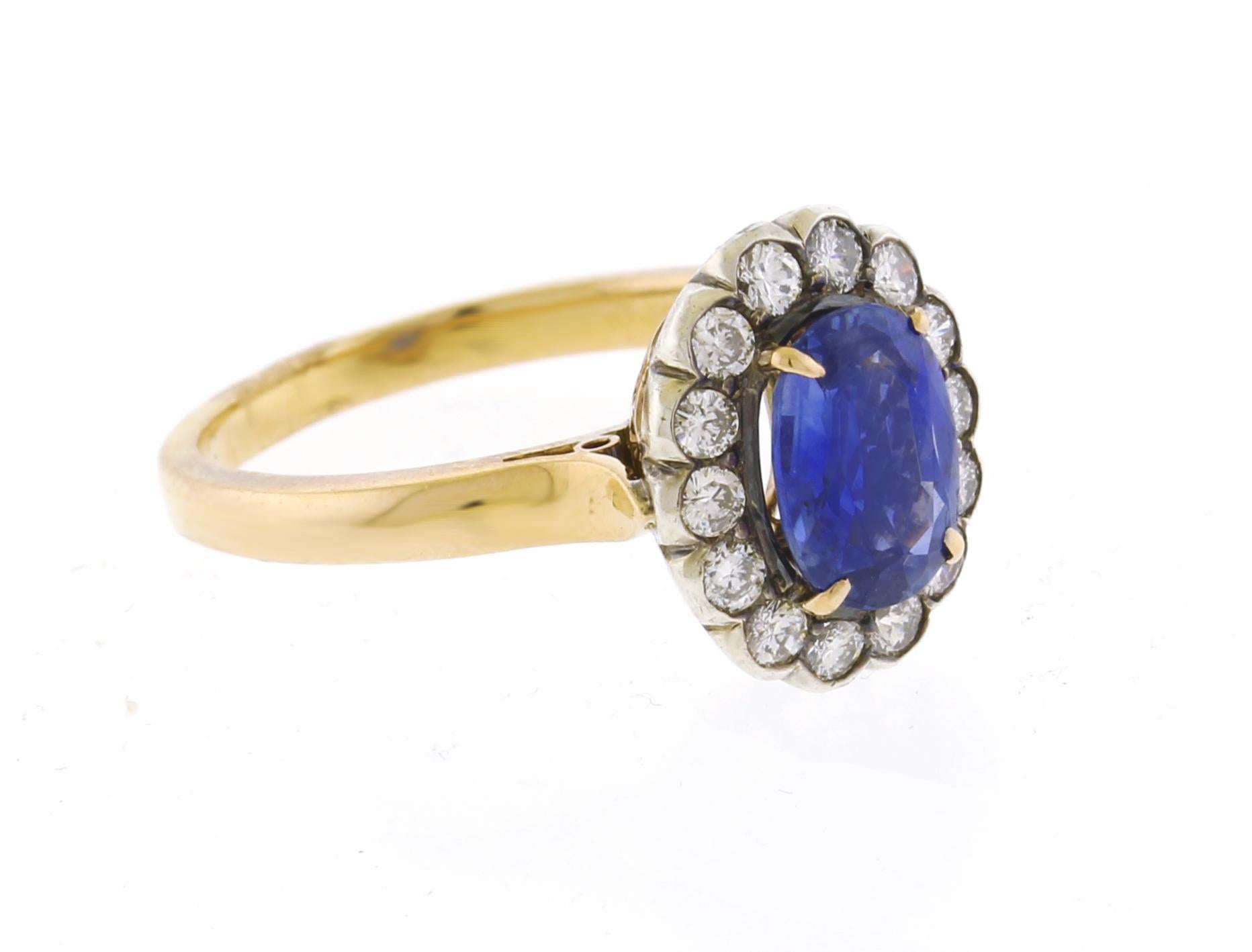Bague ancienne en saphir et diamant. L'ovale central  Le saphir naturel de Ceylan pèse environ 1,15ct et semble ne pas avoir été chauffé. L'ovale est entouré de 14 diamants d'un poids total d'environ 0,25 ct. La monture est en or rose 14kt et les