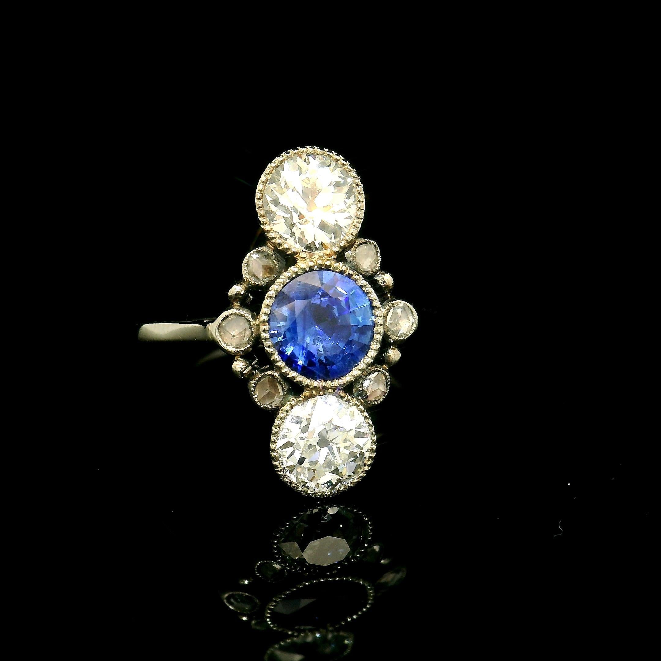 Anello antico in oro 18 carati del 1900/1910 circa. 

L'anello è incastonato con uno zaffiro Ceylon blu intenso di circa 0,80 carati e due diamanti taglio vecchio europeo per un totale di circa 1,10 carati. Abbiamo stimato i diamanti di colore G e