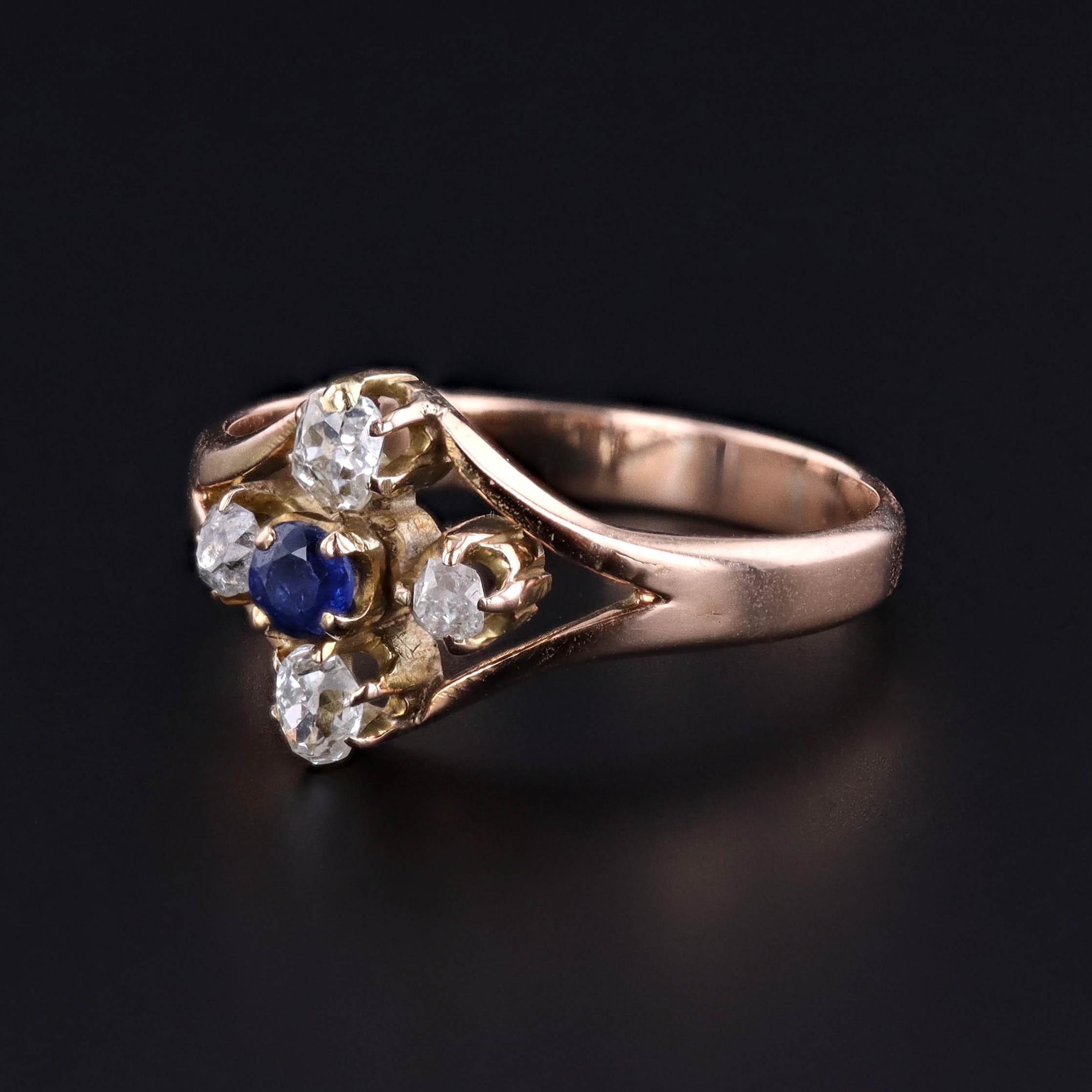 Anello antico con zaffiro e diamante a forma di quadrifoglio in oro 14k, CIRCA 1890-1900

Abbraccia un'eredità raffinata con questo incantevole anello francese antico, realizzato nel 1890-1900 circa con un design a quatrefoil senza tempo. Al centro,
