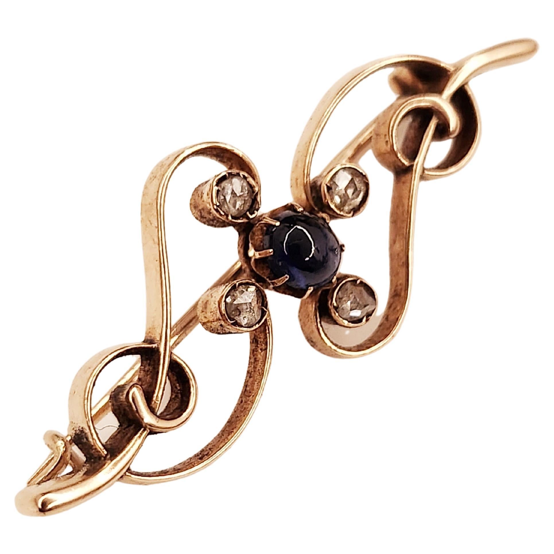 Antiguo broche ruso de oro de 14k centrado con zafiro azul talla cobouchon flanqueado por 4 diamantes talla rosa con una longitud de 4 cm el broche fue fabricado en moscú 1899.c durante la época imperial rusa hall marcado en el alfiler con marcas