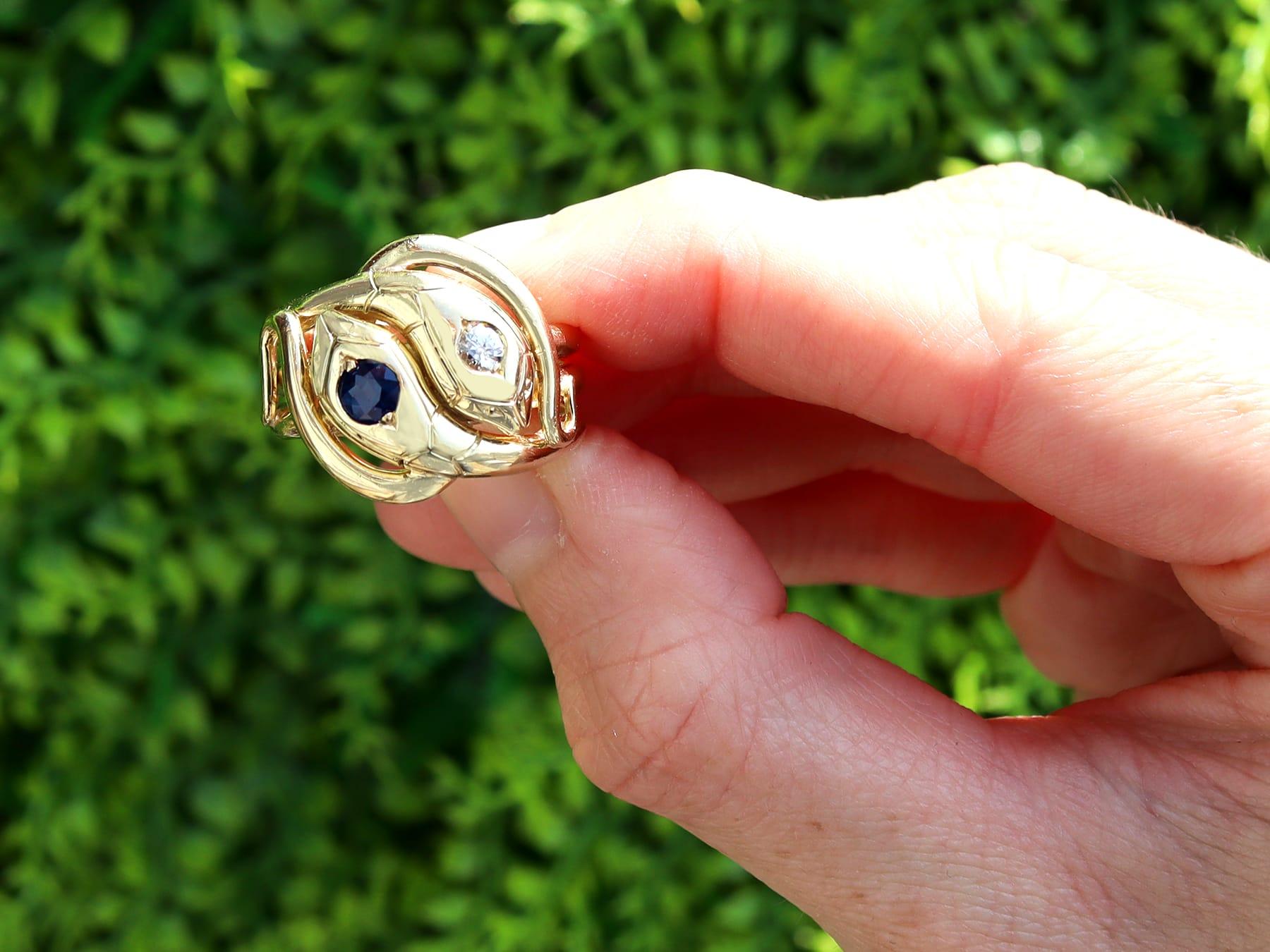 Exceptionnelle bague serpent en or jaune 18 carats, saphir européen ancien de 0,28 carat et diamant de 0,10 carat, faisant partie de nos diverses collections de bijoux anciens.

Cette exceptionnelle, fine et impressionnante bague serpent antique a