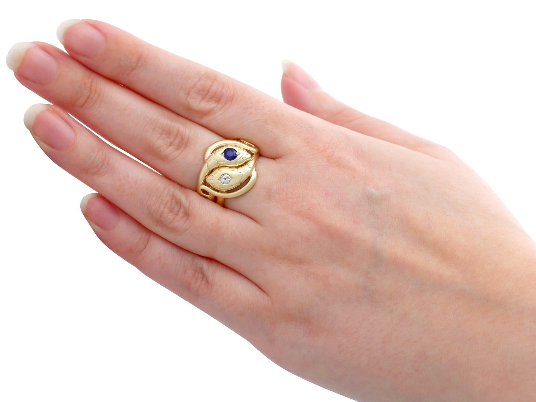 Bague torsadée serpent ancienne en or jaune, saphir et diamants en vente 3