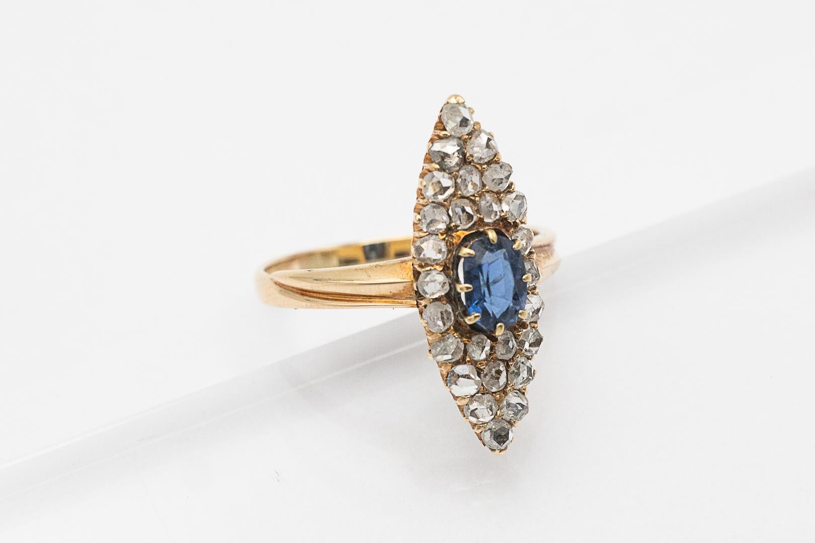 Taille Marquise Bague ancienne en saphir et diamants, forme marquise. en vente