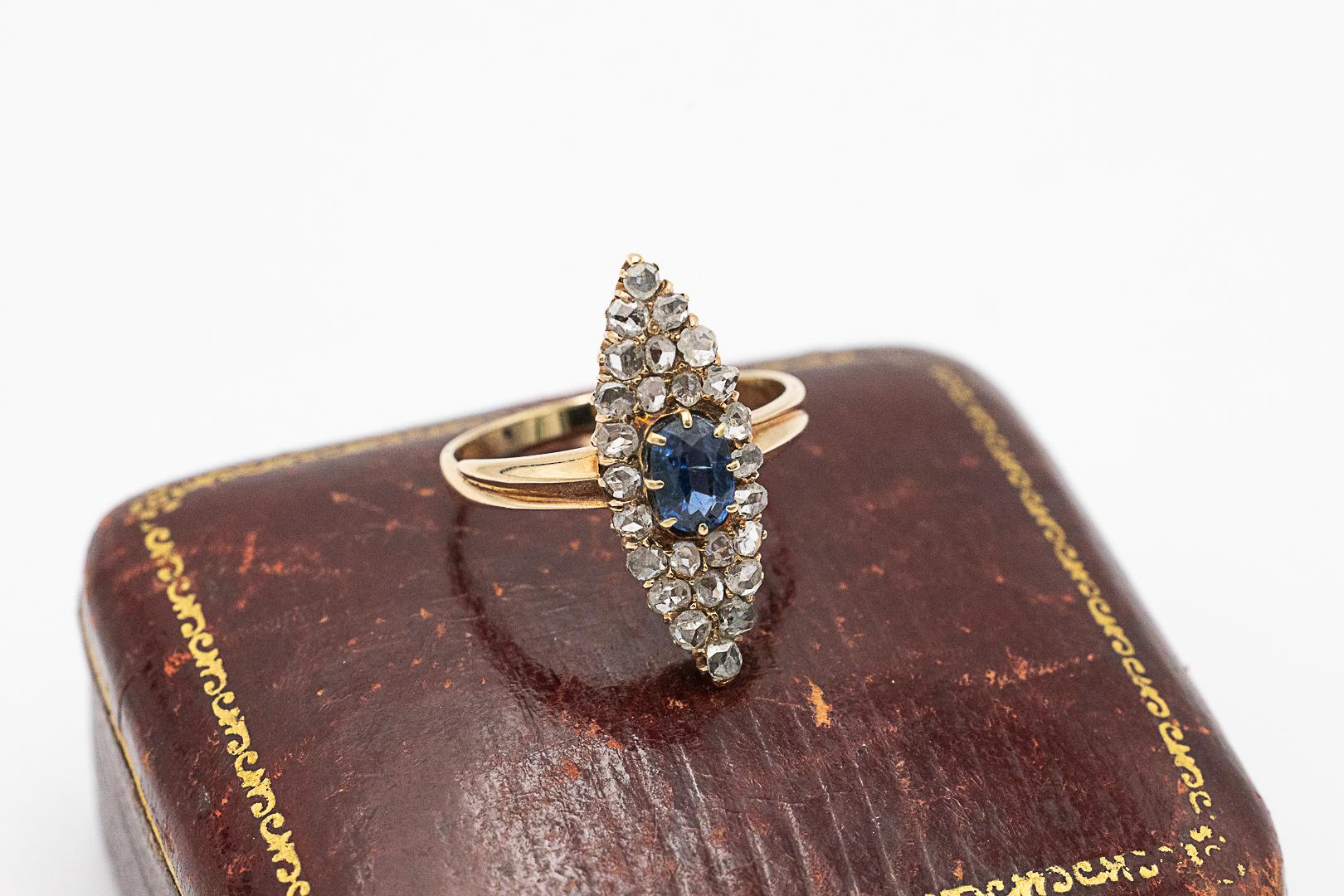 Bague ancienne en saphir et diamants, forme marquise. Pour femmes en vente