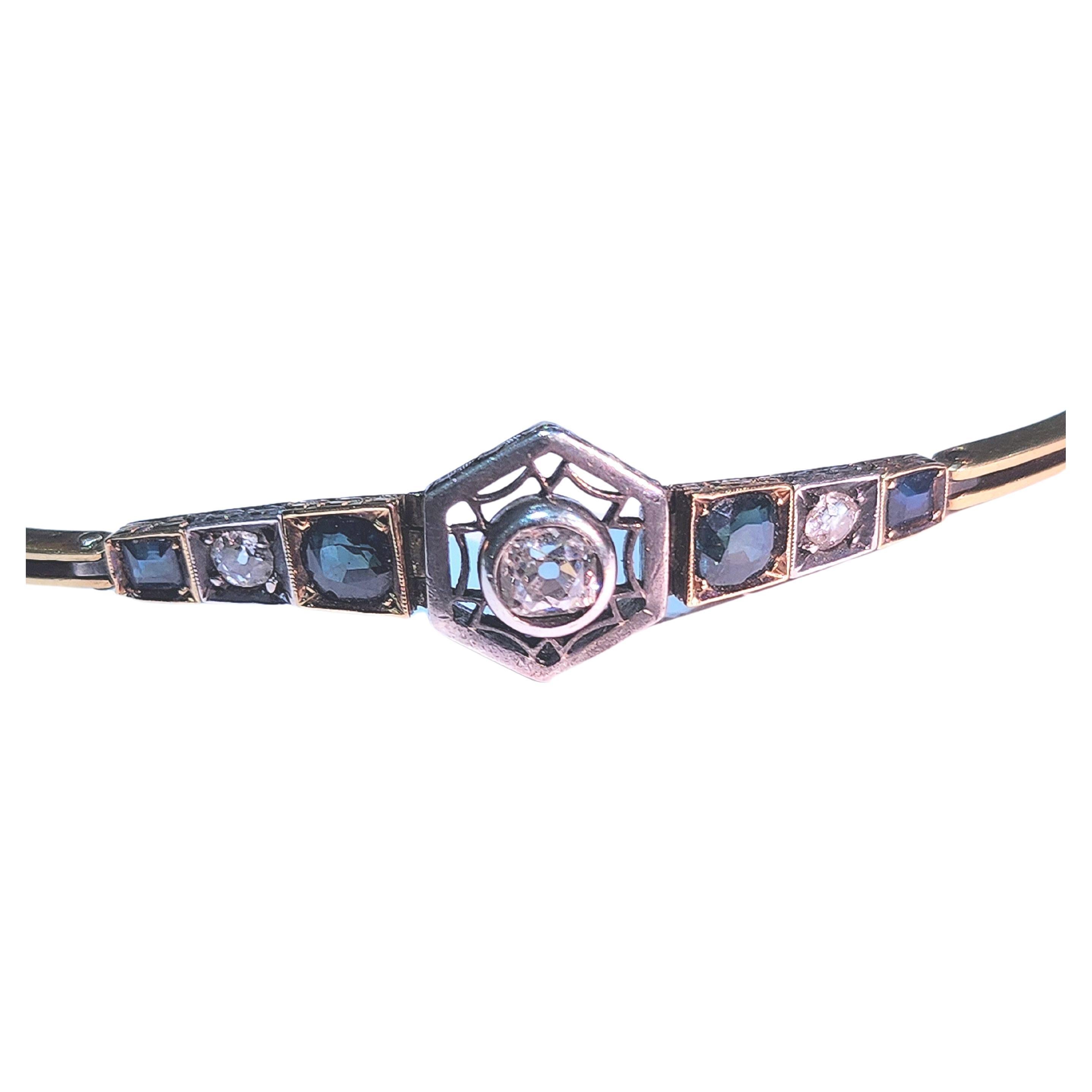 Antikes frühes Art Deco Armband gekrönt mit natürlichem blauem Saphir zentriert mit altem Minenschliff Diamant geschätztes Gewicht 0,50ct in 18k Gold mit detaillierter Arbeit an den Seiten Gesamtlänge 15cm stammt aus den 1915/1920er Jahren