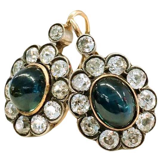 Antike russische Saphir und alte Mine geschliffenen Diamanten Ohrringe mit 2 blauen Cobouchon Saphir messurments von 8,80mm×6,60mm Durchmesser zentriert flankiert mit alten Mine geschliffenen Diamanten mit einem geschätzten Diamant Gewicht von 1,60