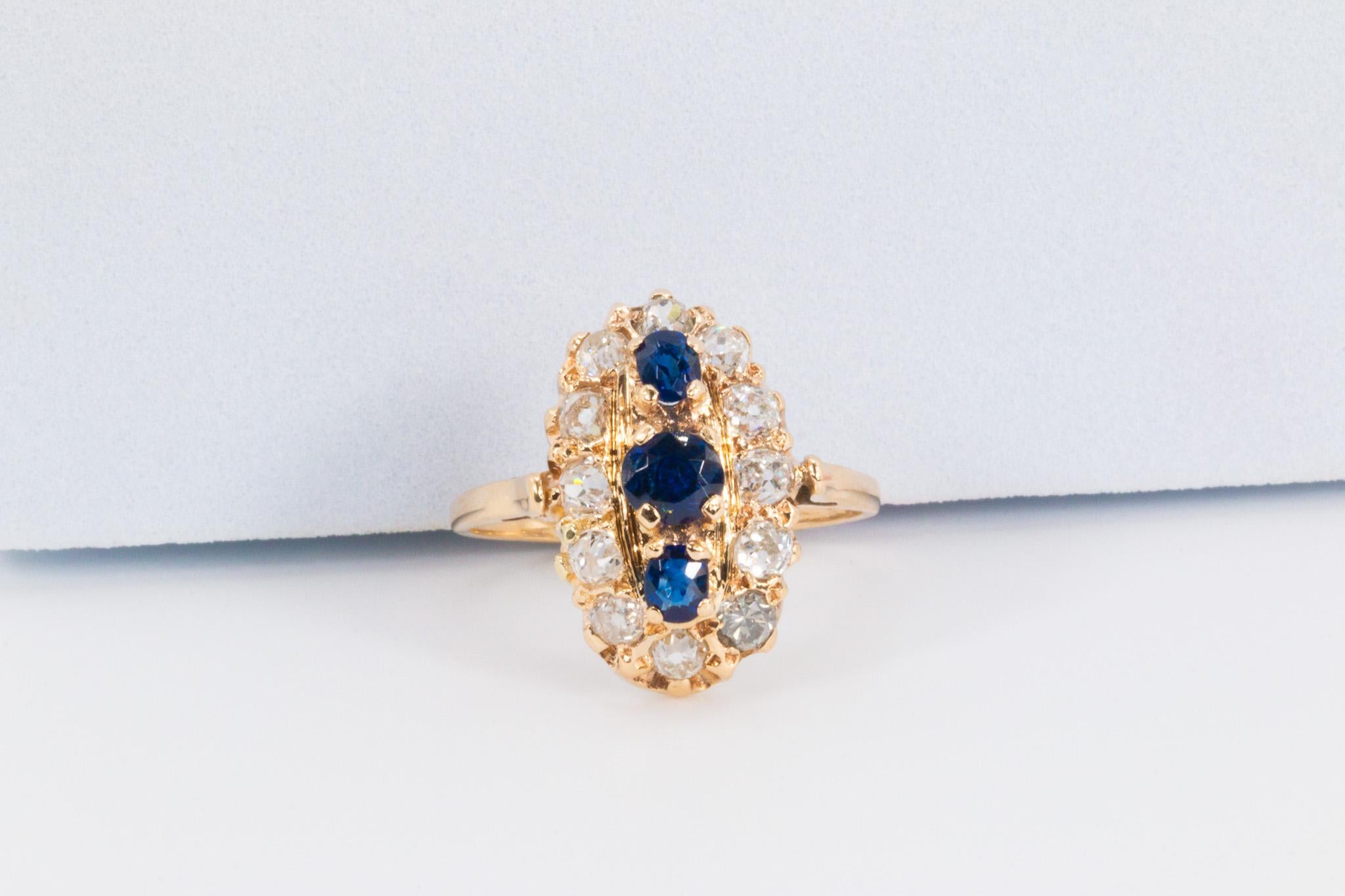 Saphir ancien et diamants taille ancienne en or jaune 10K

Une captivante bague ancienne des années 1920, magnifiquement fabriquée à la main en or jaune 10 carats et pesant 3,4 grammes. Cette pièce intemporelle présente une élégante combinaison