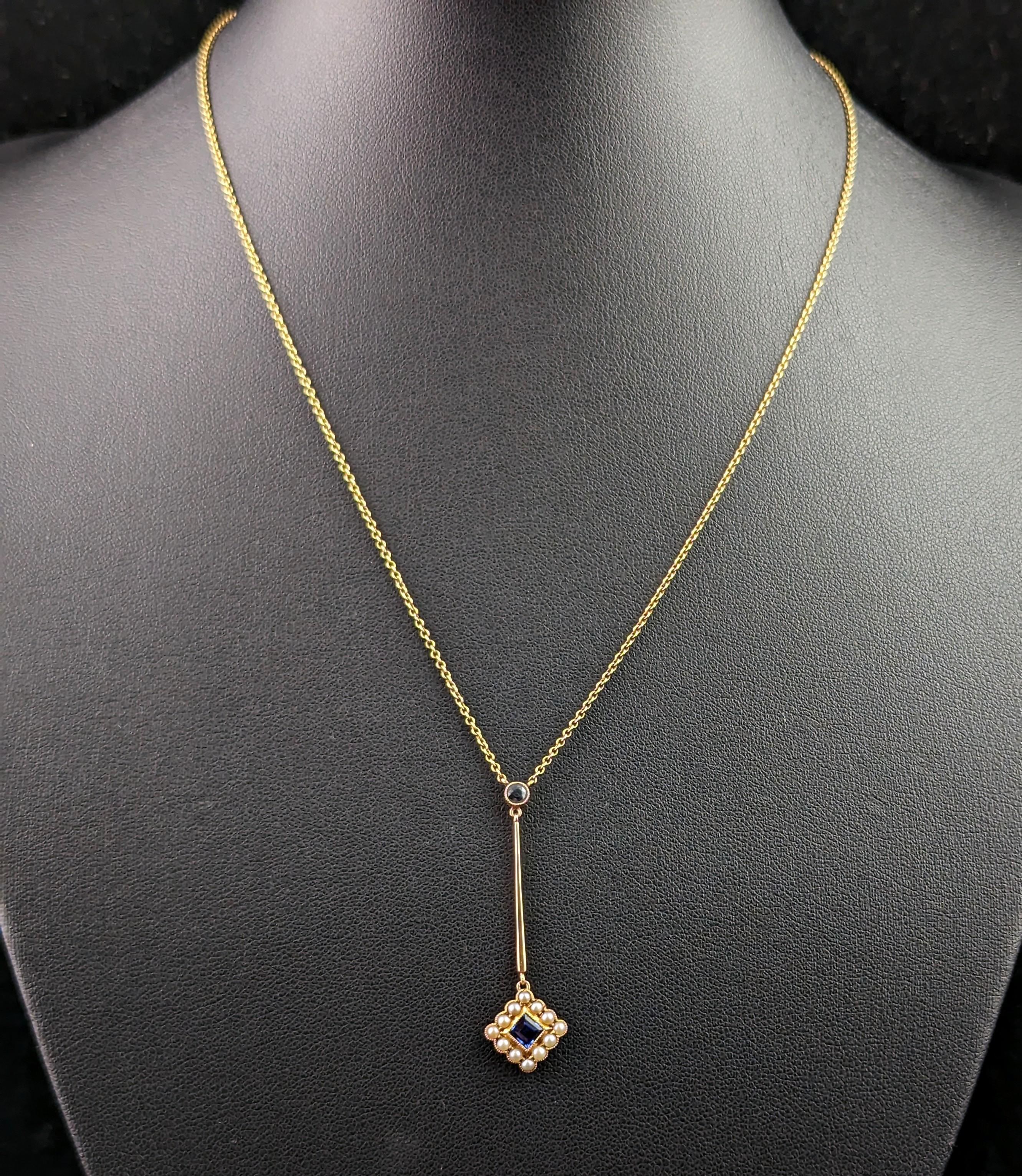 Diese antike Saphir- und Perlenhalskette aus 15-karätigem Gelbgold ist einfach göttlich. Sie ist zart und besticht dennoch durch ihre charmante, elegante Schönheit!

Die Halskette ist eine Lariat- oder Y-Halskette, die aus einer feinen Gliederkette