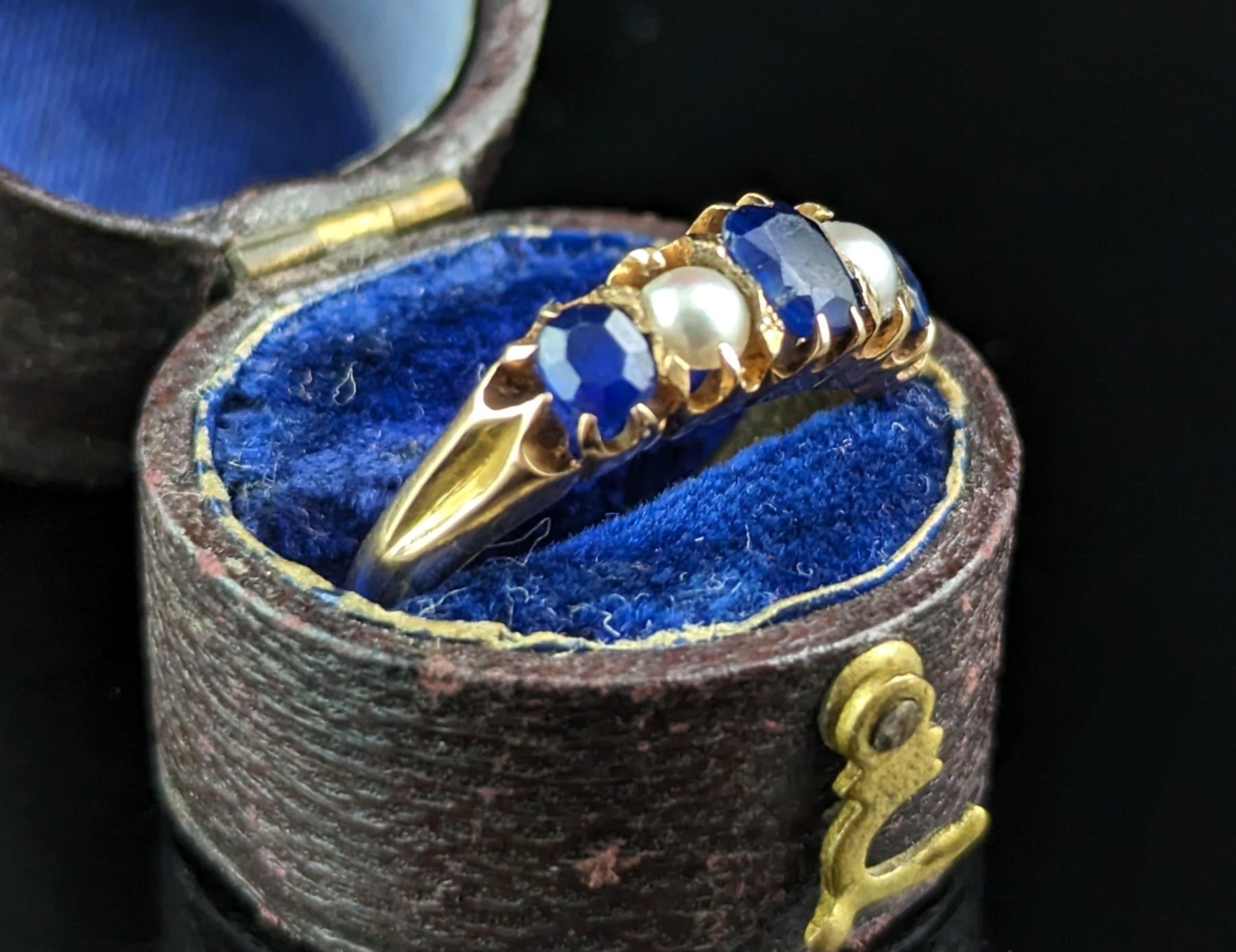 Victorien Bague ancienne à cinq pierres en or jaune 18 carats, saphirs et perles, style victorien  en vente