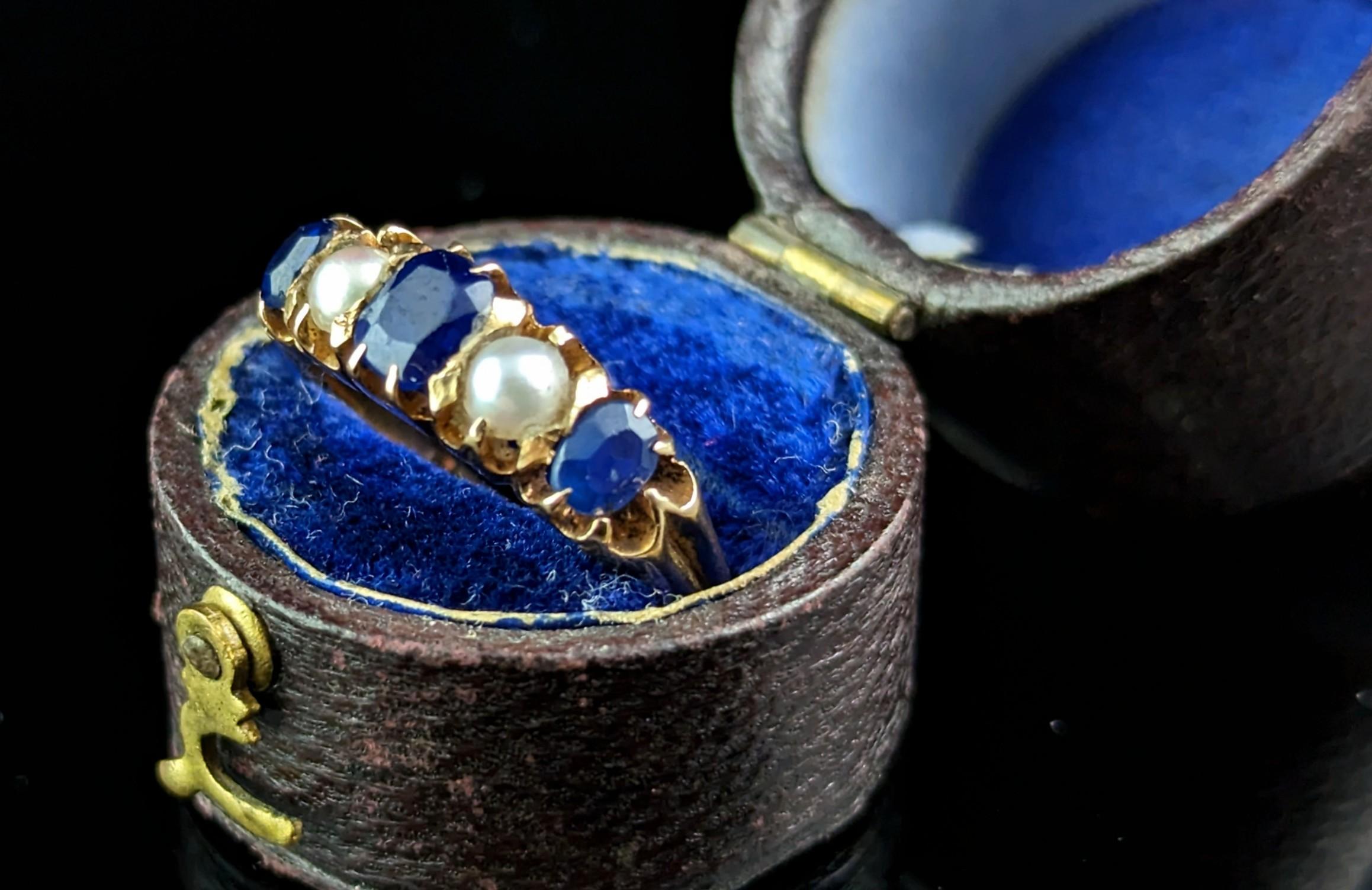 Antiker Ring aus fünf Steinen mit Saphiren und Perlen, 18 Karat Gelbgold, viktorianisch  (Ovalschliff) im Angebot