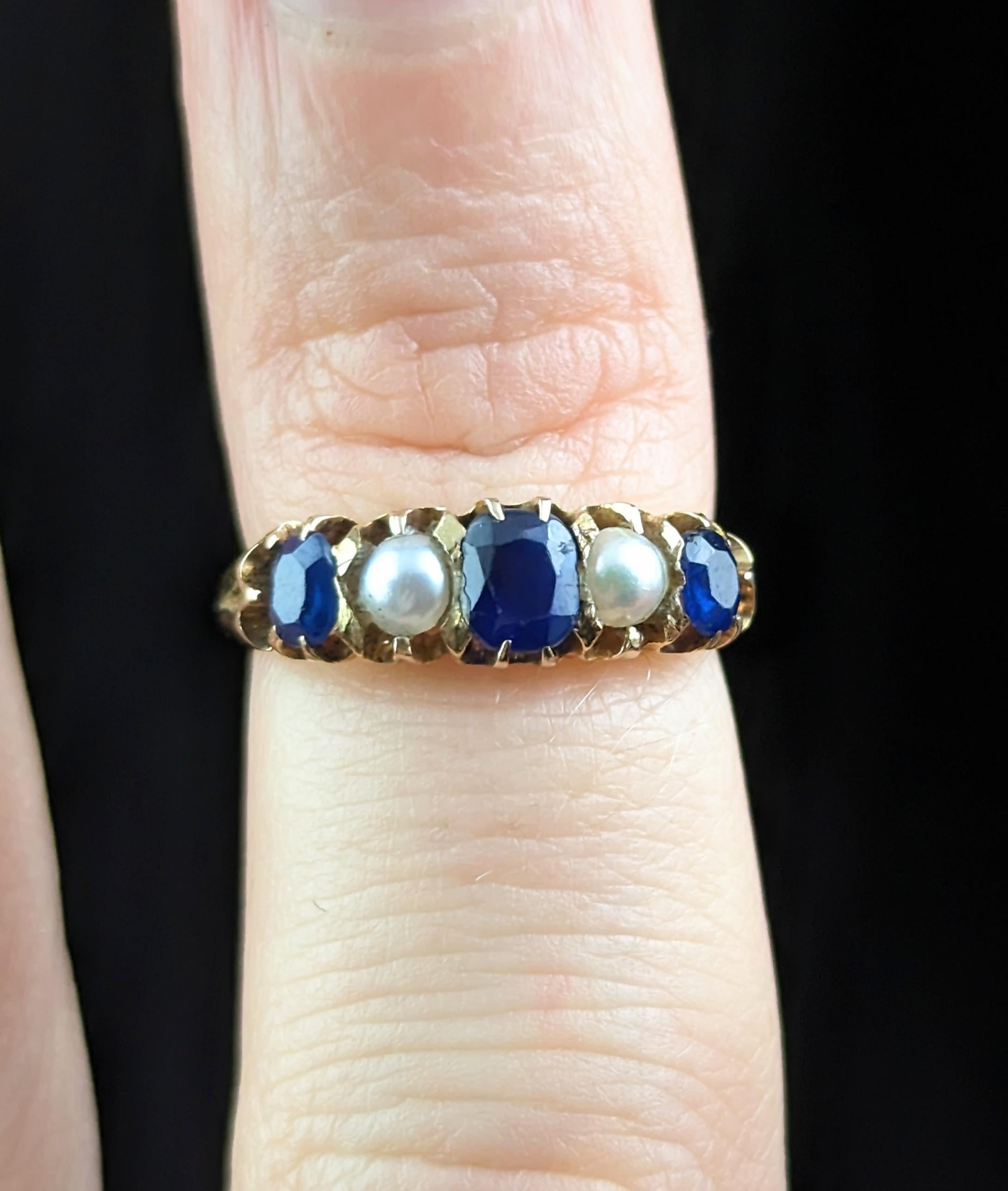 Antiker Ring aus fünf Steinen mit Saphiren und Perlen, 18 Karat Gelbgold, viktorianisch  Damen im Angebot