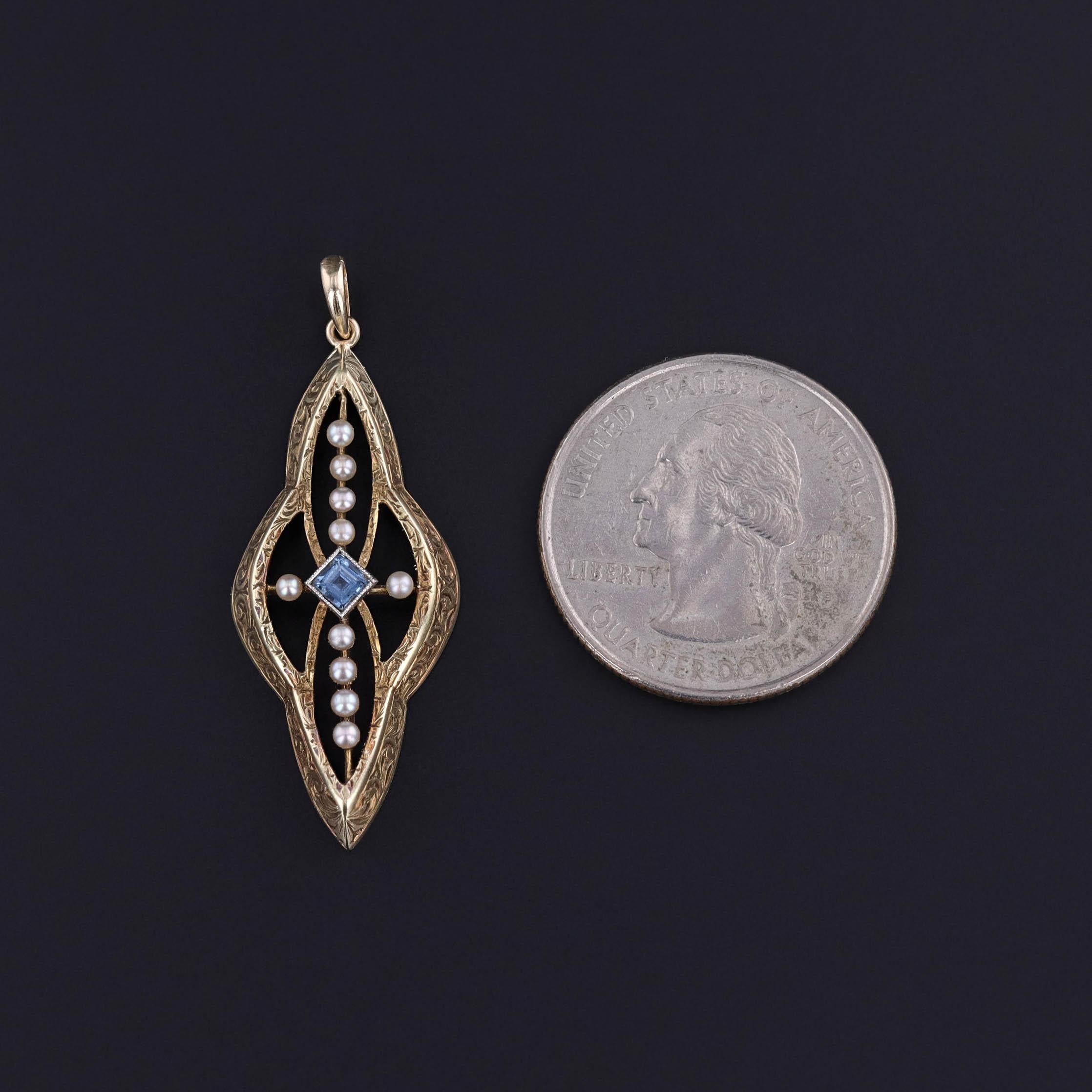 Pendentif ancien en saphir et perle en or 14k gravé à la main - Circa 1900 

Rehaussez votre collection de bijoux avec un pendentif unique en son genre qui allie l'art antique au raffinement moderne. Conçue à l'origine comme broche vers 1900, cette