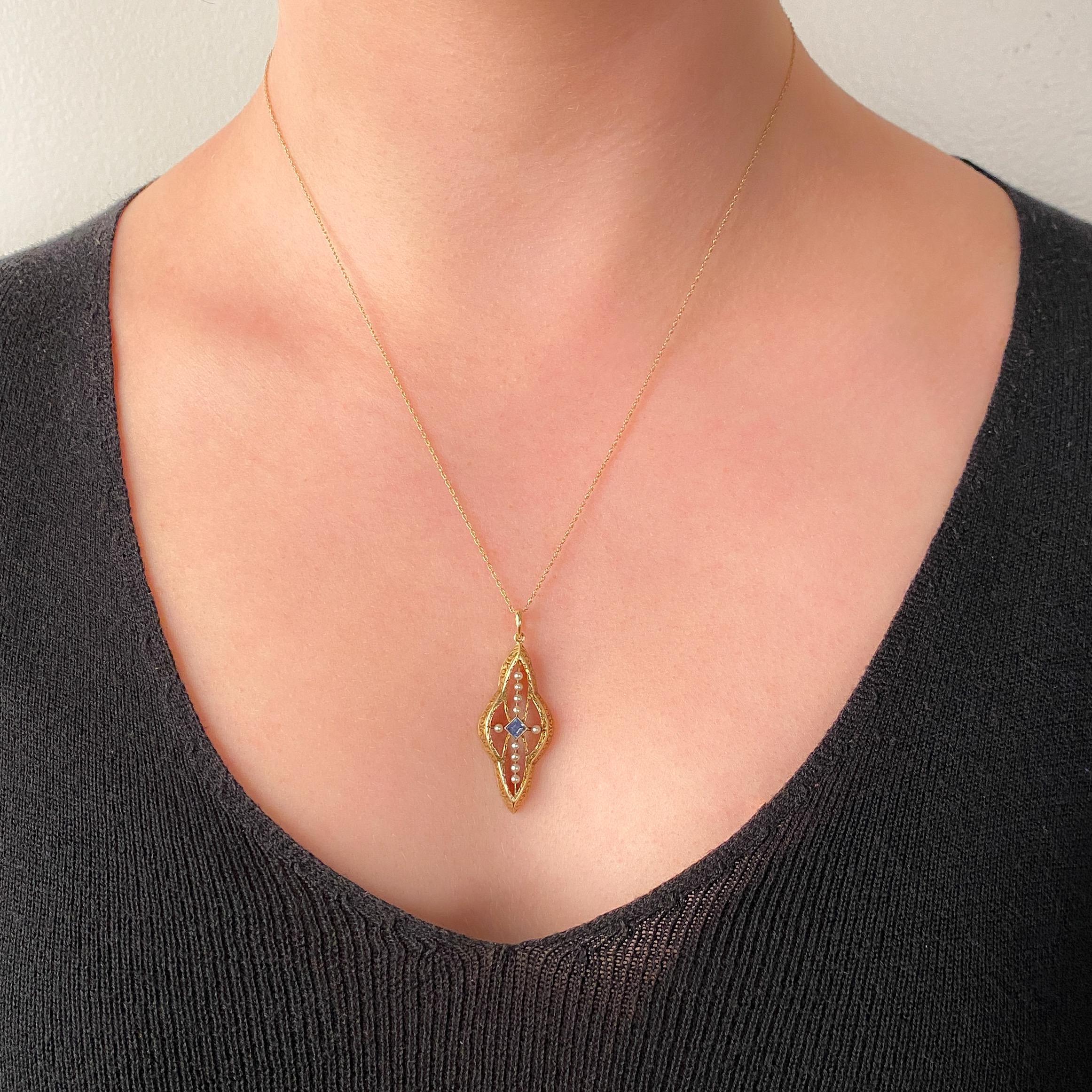 Taille carrée Pendentif ancien en or 14k avec saphir et perle en vente
