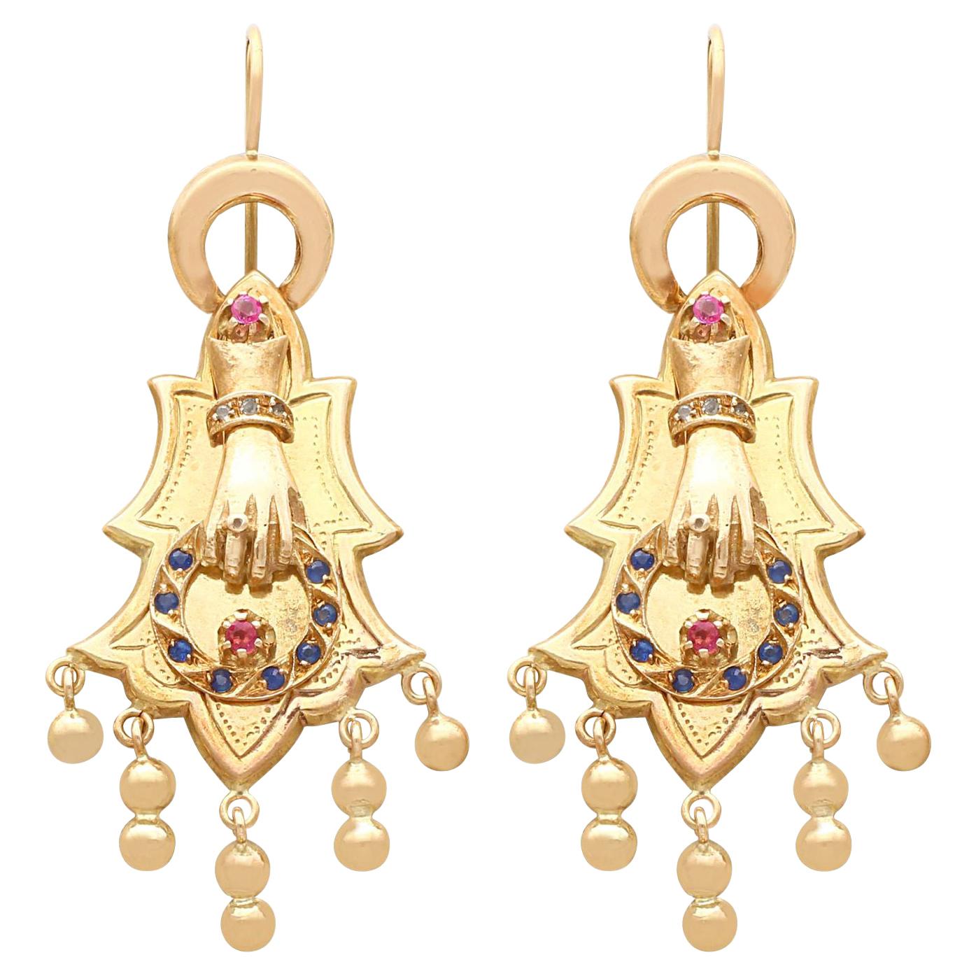 Boucles d'oreilles anciennes en or jaune avec saphirs et rubis, c. 1880 en vente