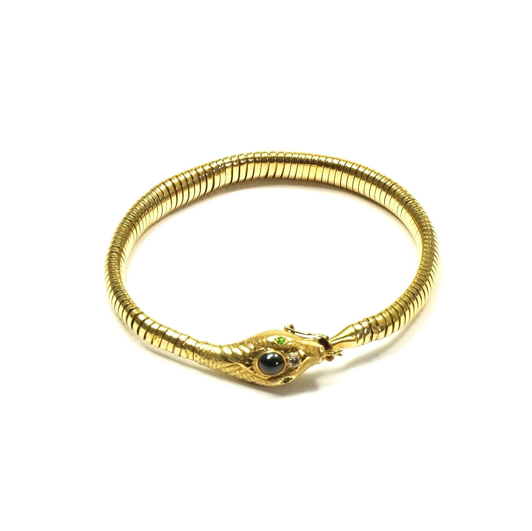 Antikes Saphir-Diamant 14K Gold Schlangen-Tubogas-Armband, um 1925/30

Dekoratives Tubogas-Goldarmband in Form einer Schlange. Der detailreiche Kopf mit feinen Gravuren ist mit einem ovalen Saphir-Cabochon und einem glänzenden Diamanten besetzt, die