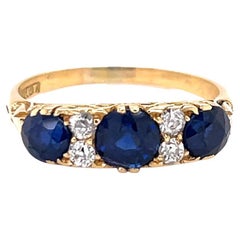 Bague ancienne à trois pierres en or 18 carats avec saphir et diamants