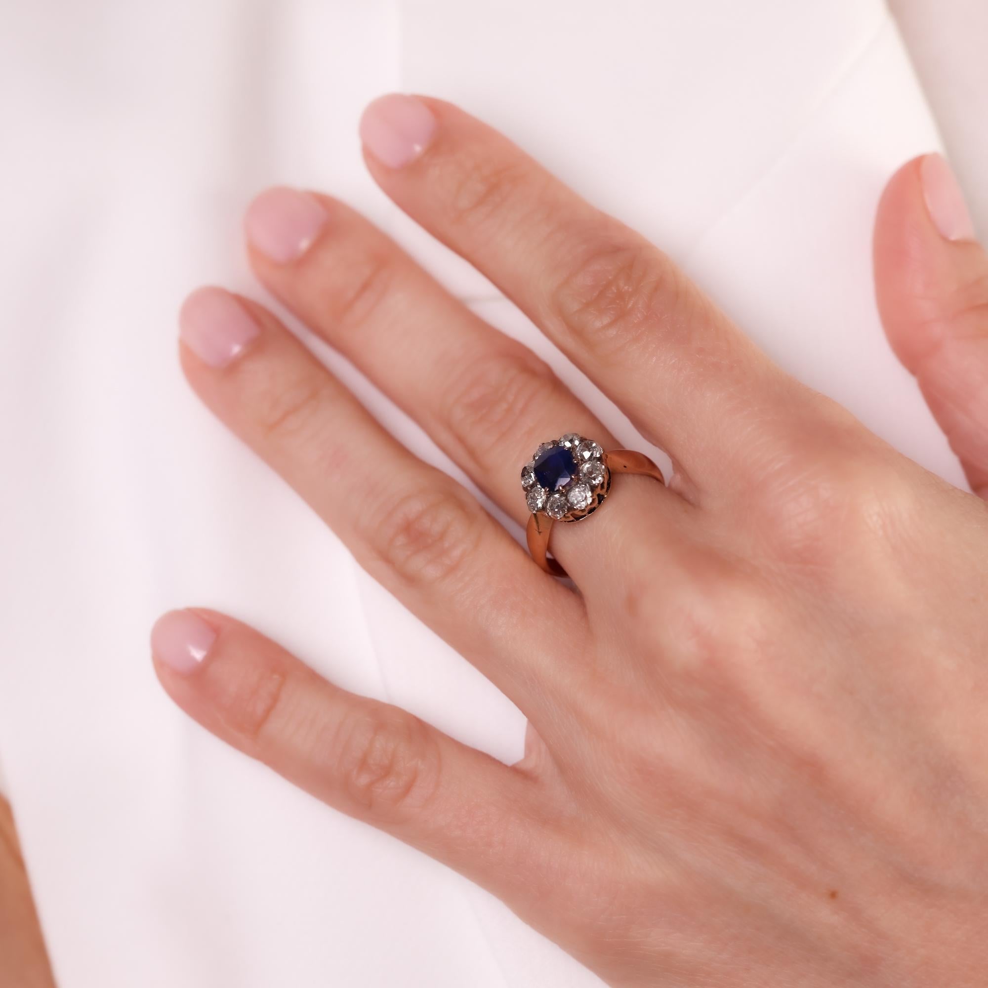 Taille coussin Bague ancienne grappe de saphirs et de diamants en or rose 18 carats en vente