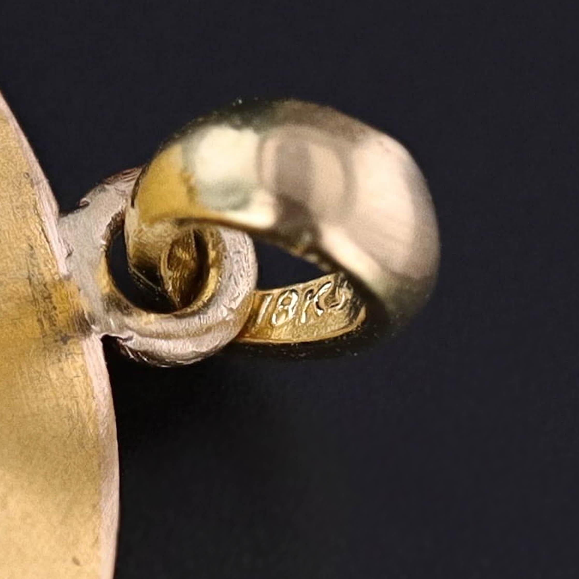 Rose Cut Antique Sapphire Flower Pendant of 18k Gold For Sale